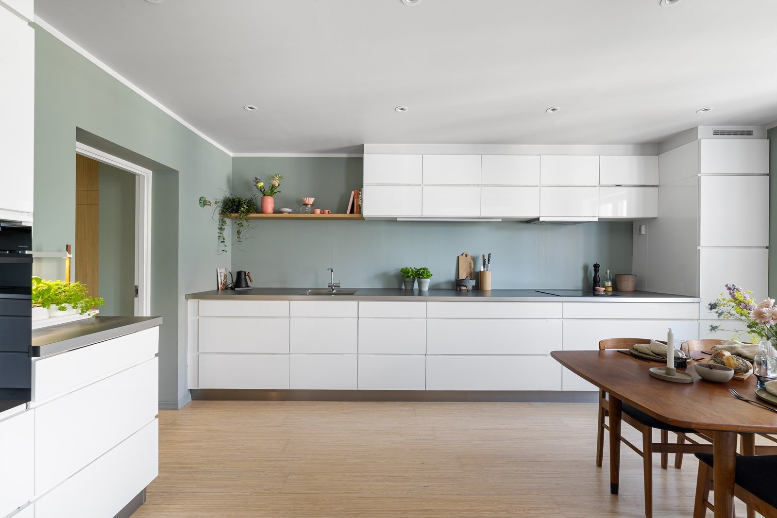 Her bor du i et knutepunkt mellom Bjørvika, sentrum og Grønland. Gangavstand til flere av Oslos mest sentrale bydeler og enkel tilgang til offentlig transport Galleribilde