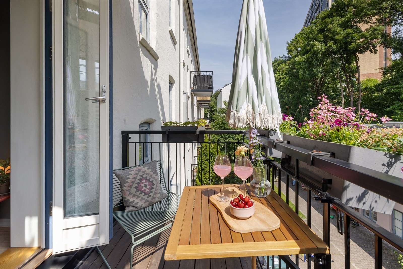 Her kan du nyte morgenkaffen i solen eller avslutte dagen i fredelige omgivelser Galleribilde