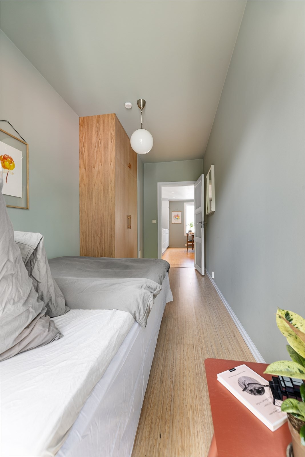 Her har du plassbygd skap, rikelig med oppbevaringsplass Galleribilde