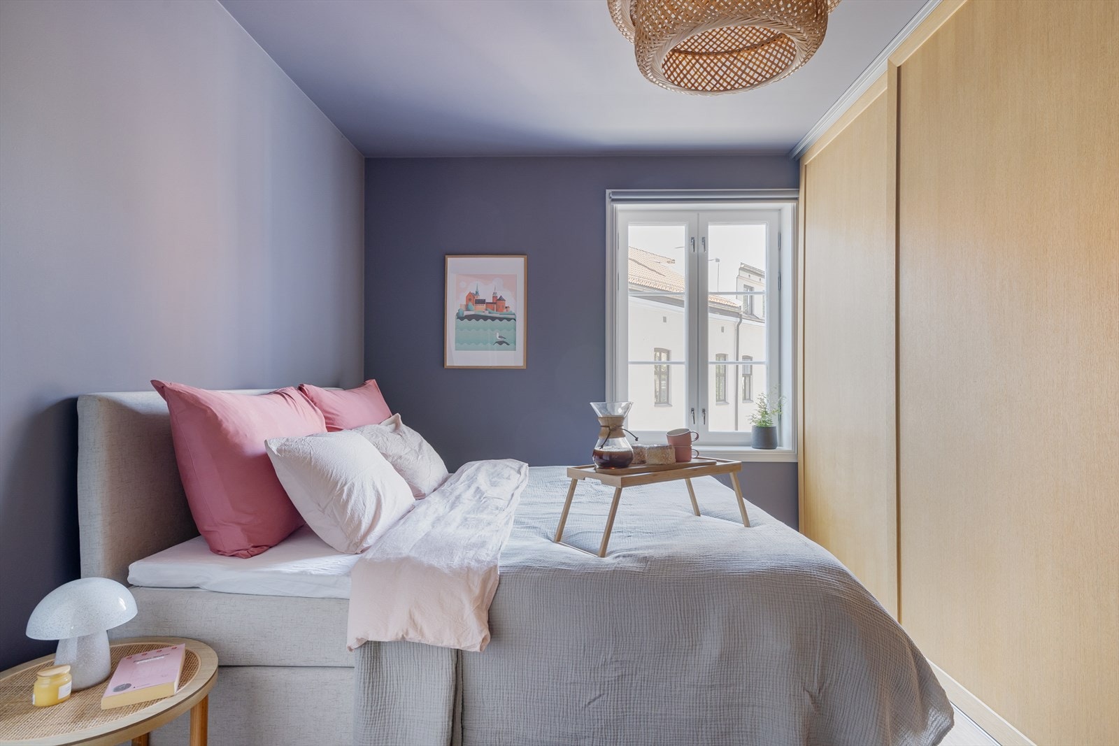 Beroligende fargetoner og en rolig atmosfære gjør dette til et soverom hvor du virkelig kan senke skuldrene og sove godt Galleribilde