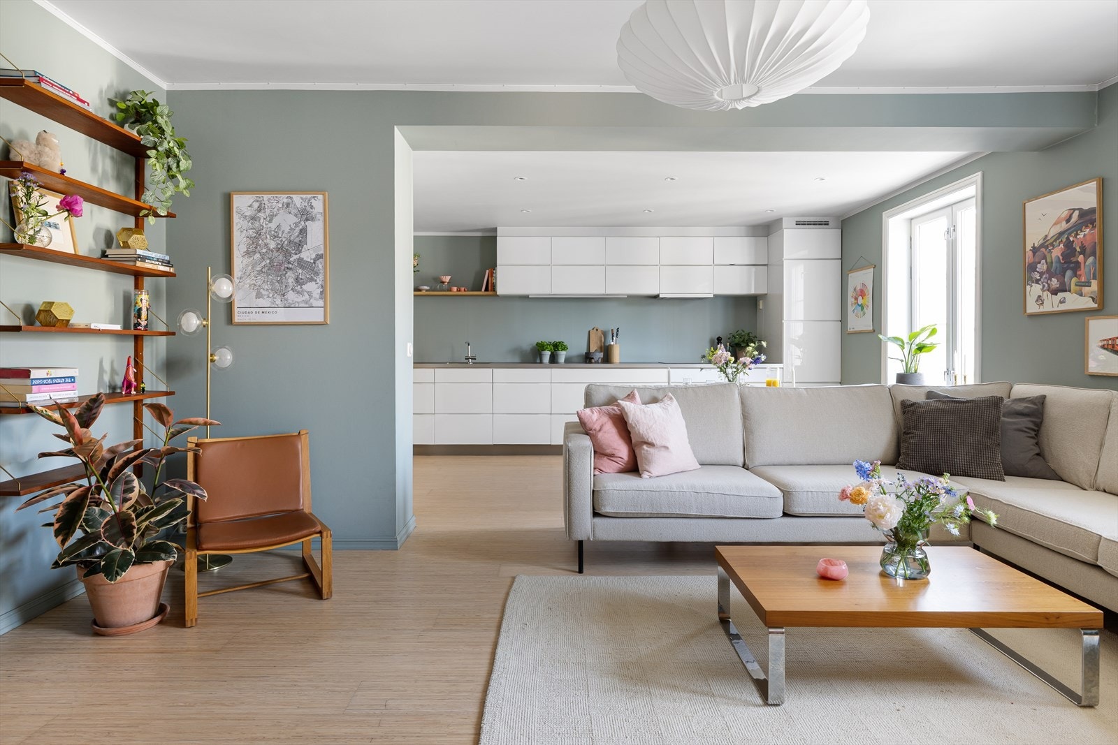 Den romslige løsningen mellom stue/ kjøkken gjør det enkelt å innrede etter eget ønske Galleribilde