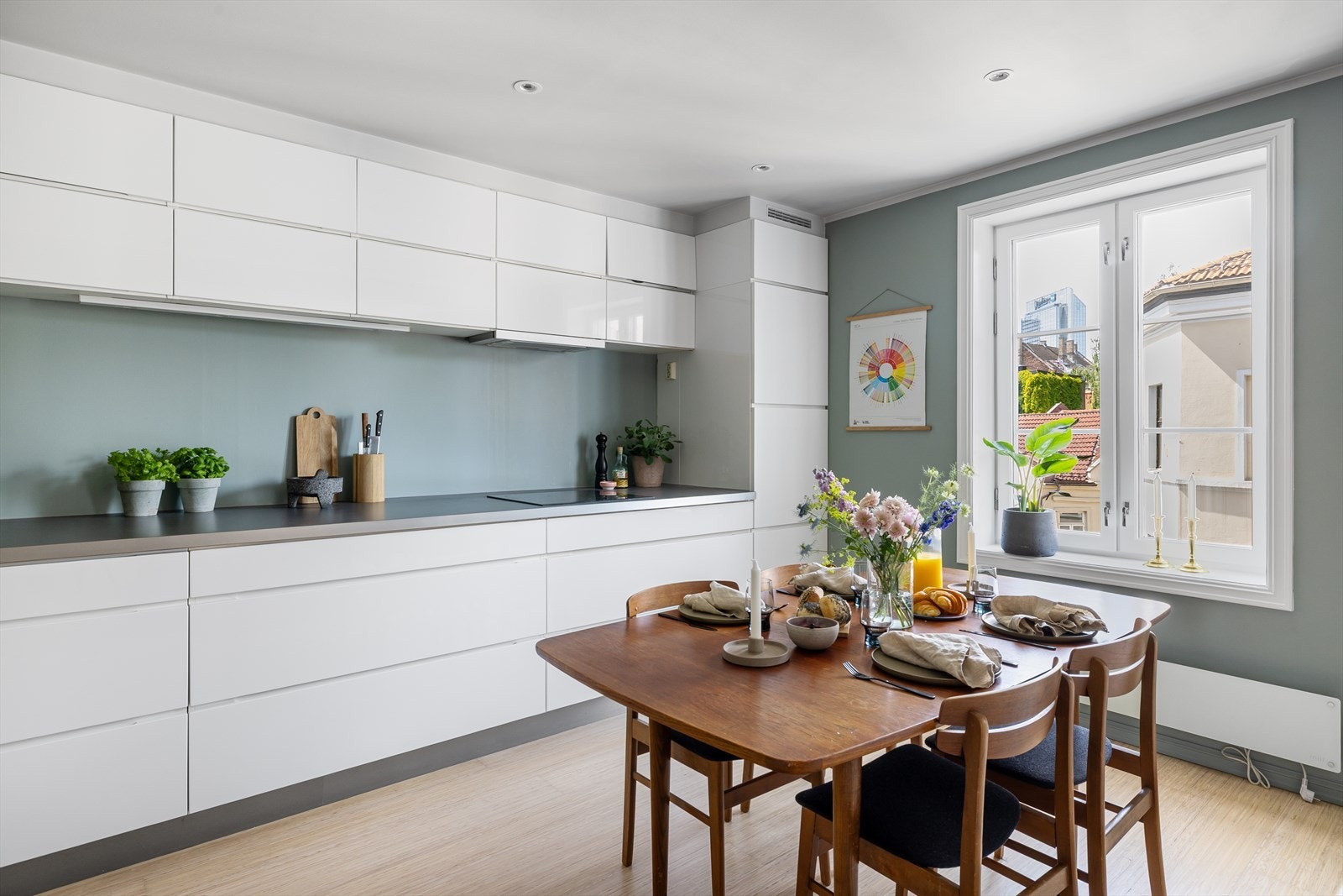 Kjøkkenet ble oppgradert i 2010 og fremstår moderne og stilrent med hvite, slette fronter og laminert benkeplate med nedfelt oppvaskkum Galleribilde