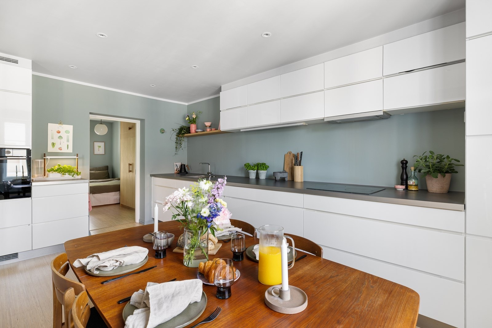 Den smarte planløsningen gir rikelig med skap- og benkeplass, og det er god plass til et stort spisebord - ideelt for middager med familie og venner Galleribilde