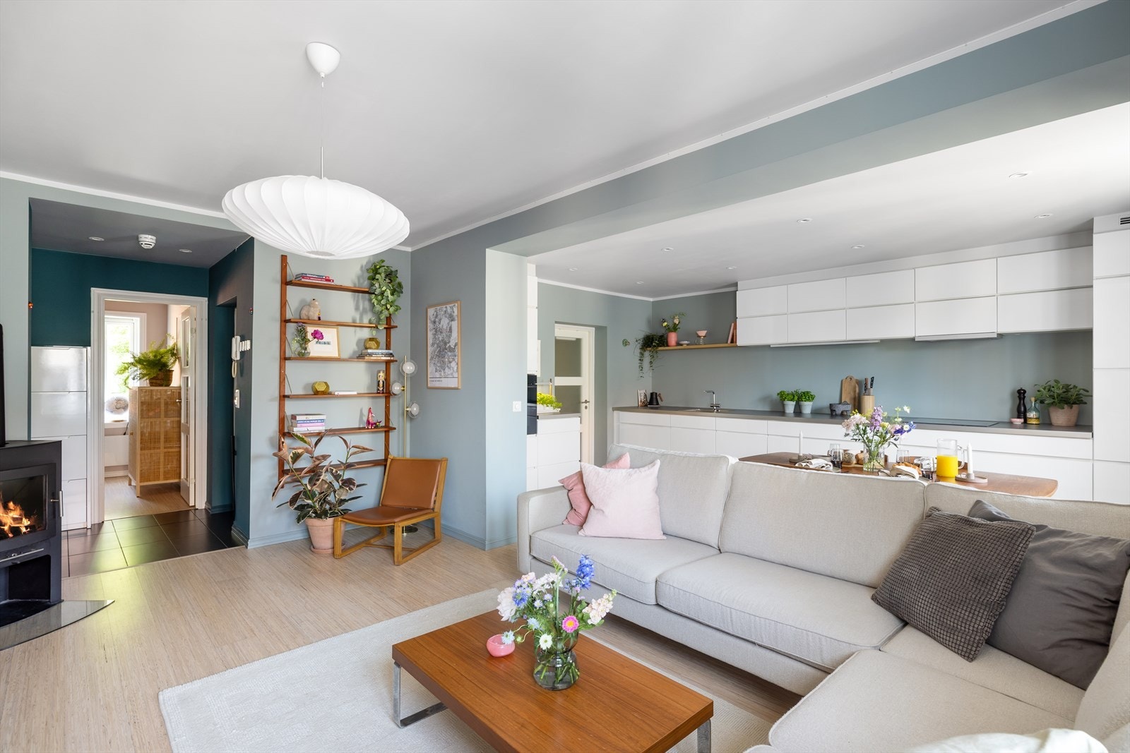 Den gode takhøyden gir en ekstra romfølelse, og den åpne løsningen mot kjøkkenet skaper en sosial og innbydende sone- perfekt for både hverdag og selskap Galleribilde