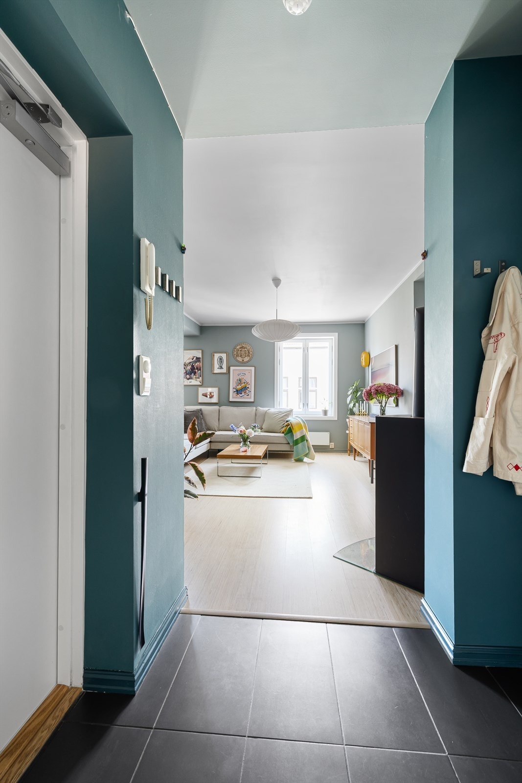 Innbydende entré som gir et strålende førsteinntrykk. Her er det rikelig med plass til å henge fra seg yttertøy og sko Galleribilde