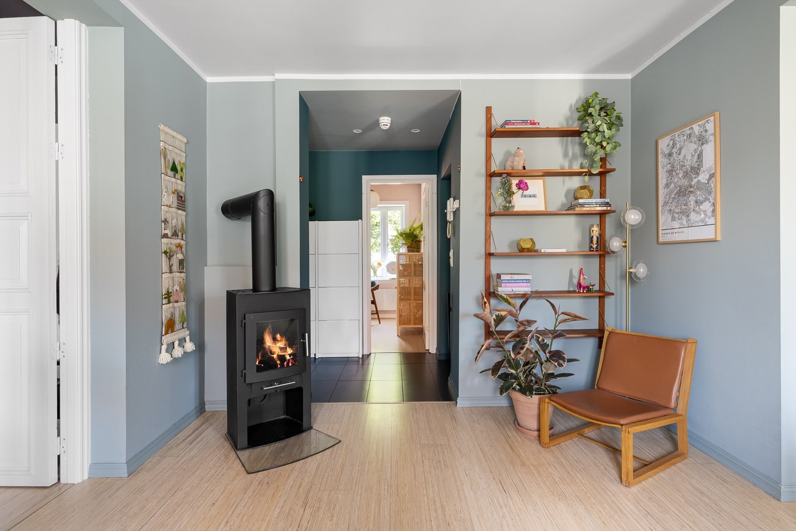 I stuen er det en flott vedovn som gir god varme på kaldere dager Galleribilde