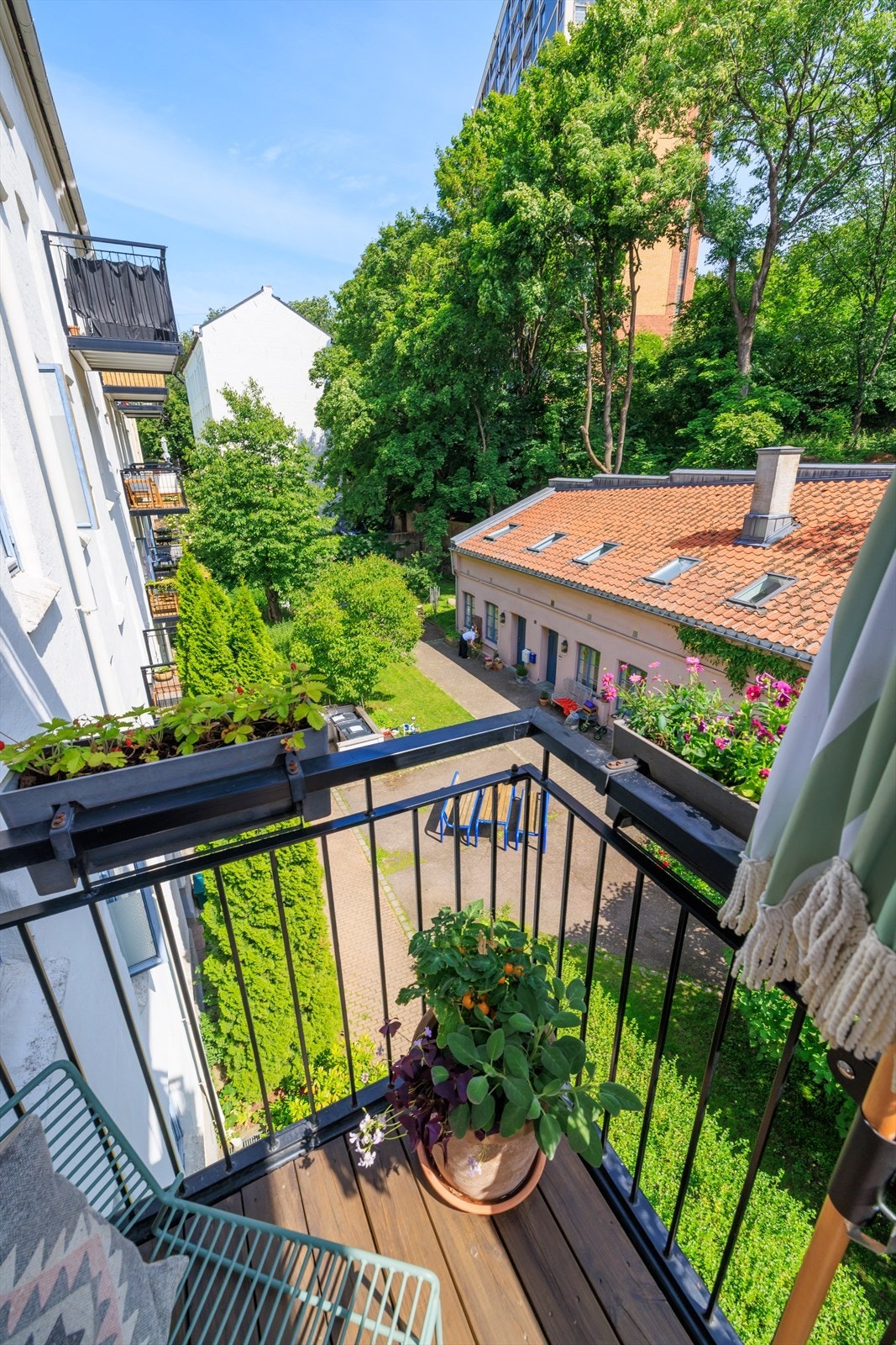 Balkongen ligger høyt og luftig, med trivelig utsyn mot bakgården, et perfekt lite fristed Galleribilde