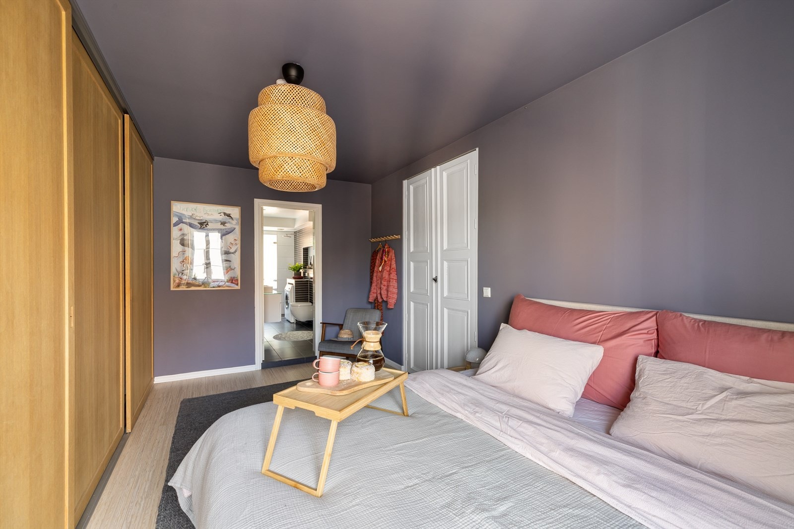 Den romslige skyvedørsgarderoben gir godt med oppbevaringsplass Galleribilde