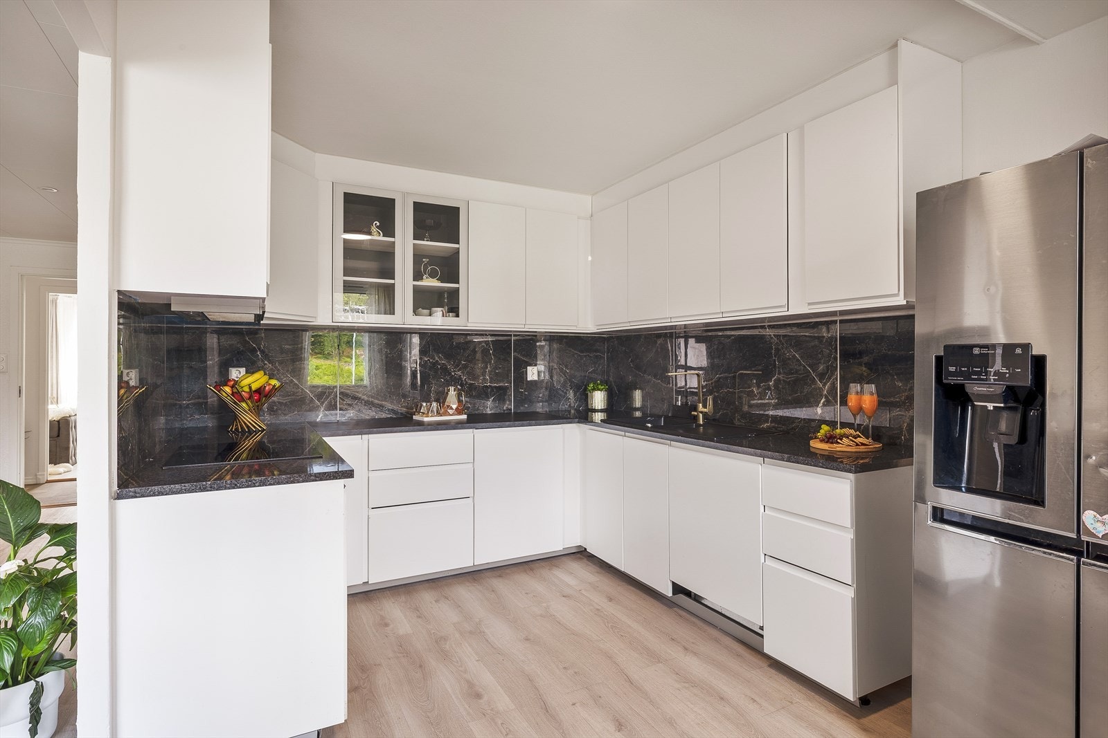 Kjøkkenet har fin innredning fra IKEA med glatte fronter og benkeplaten er av laminat Galleribilde