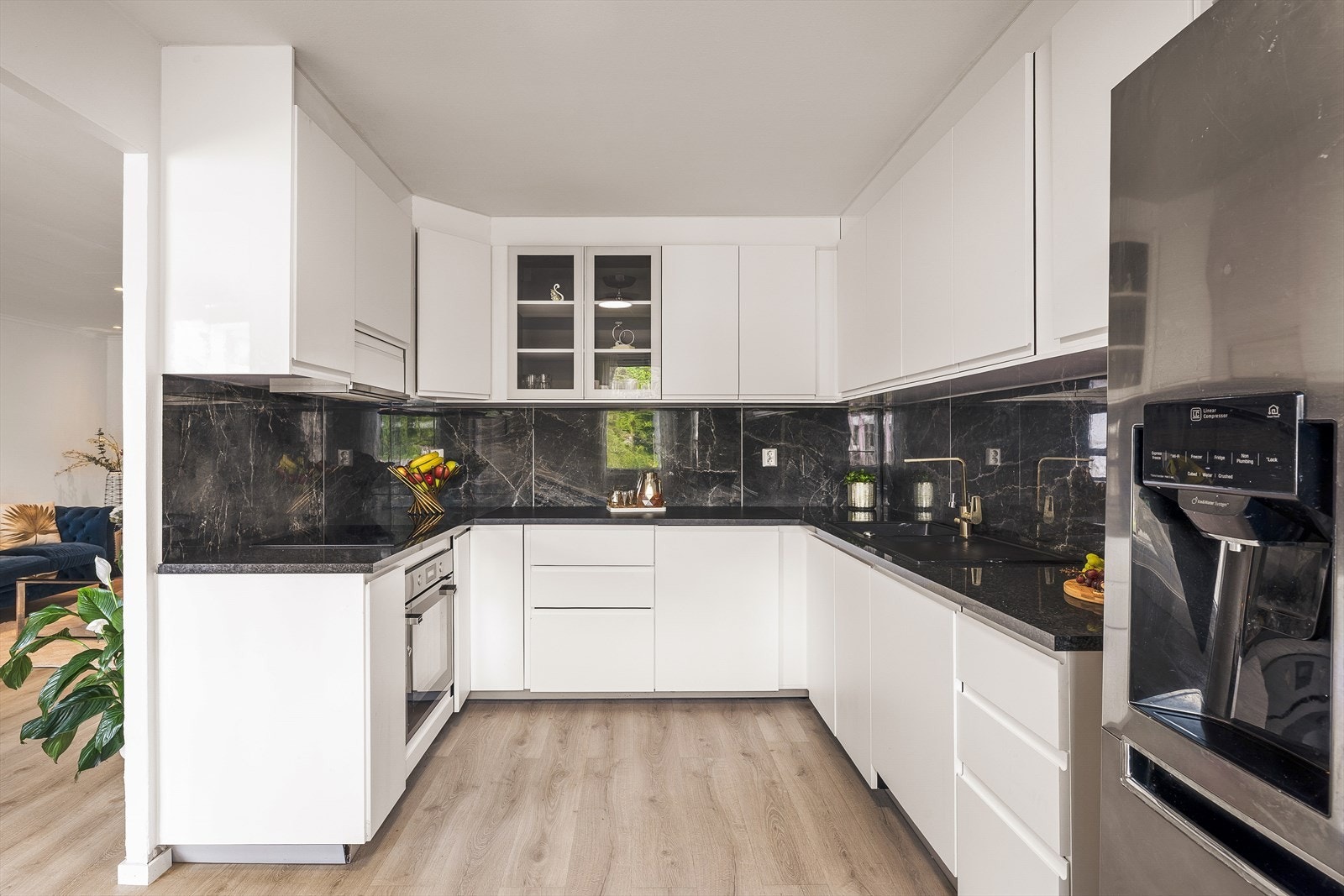 Legg merke til den gode benkeplassen som inviterer hele familien til preparering av middagen Galleribilde