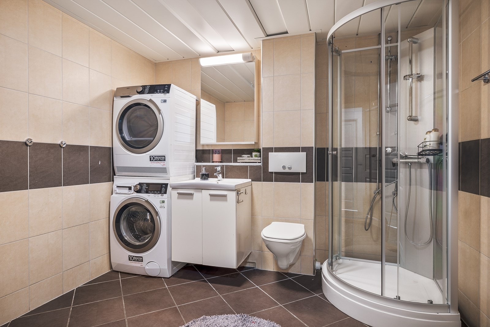 Helfliset bad med elektriske varmekabler i gulvet Galleribilde