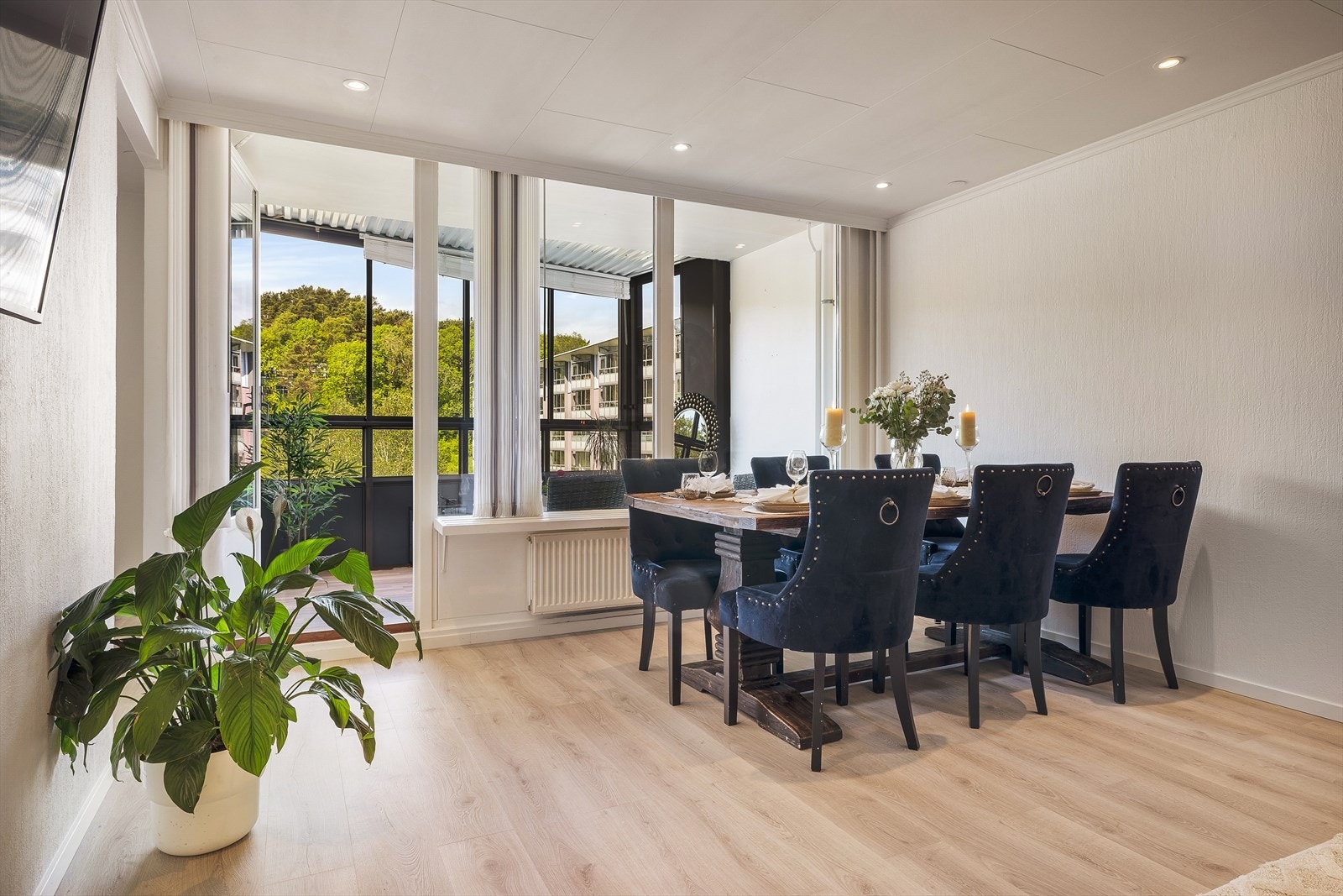 Spisestuen har i dag fått en naturlig plassering ved vinduet. Oppvarming og varmtvann er inkludert i fellesutgiftene Galleribilde