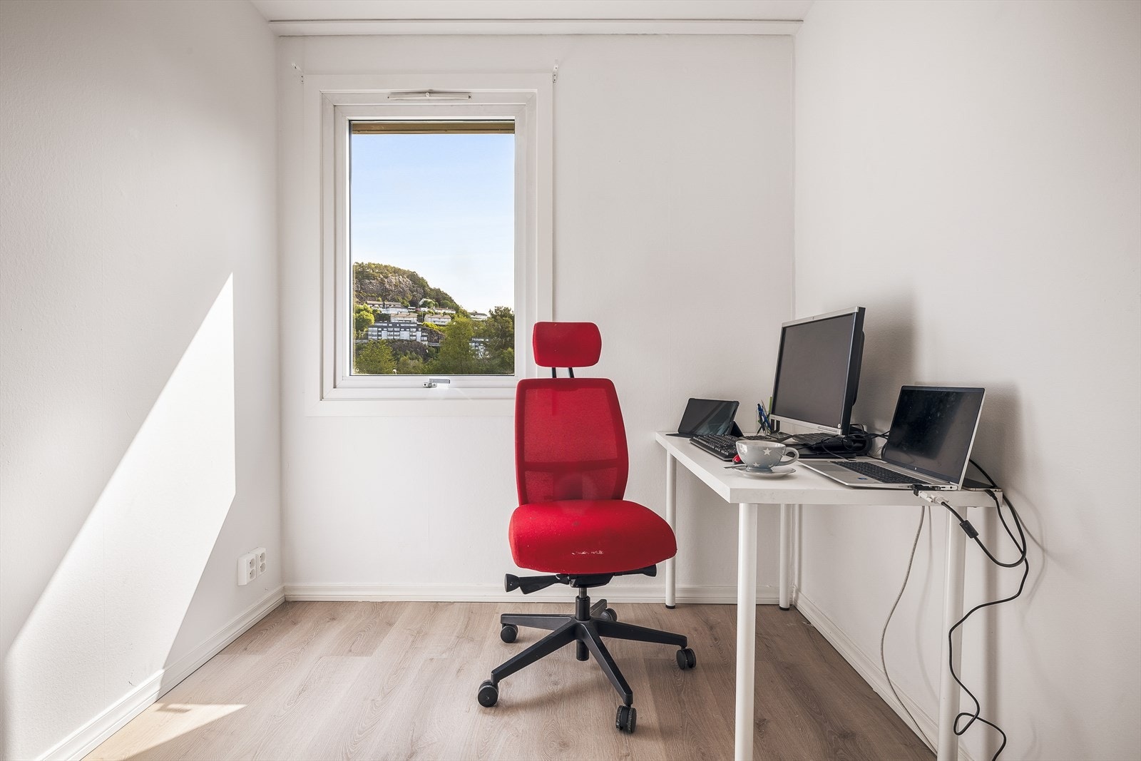 Det siste soverommet passer perfekt for både store og små, ellers være et utmerket hjemmekontor dersom det er behovet ditt Galleribilde