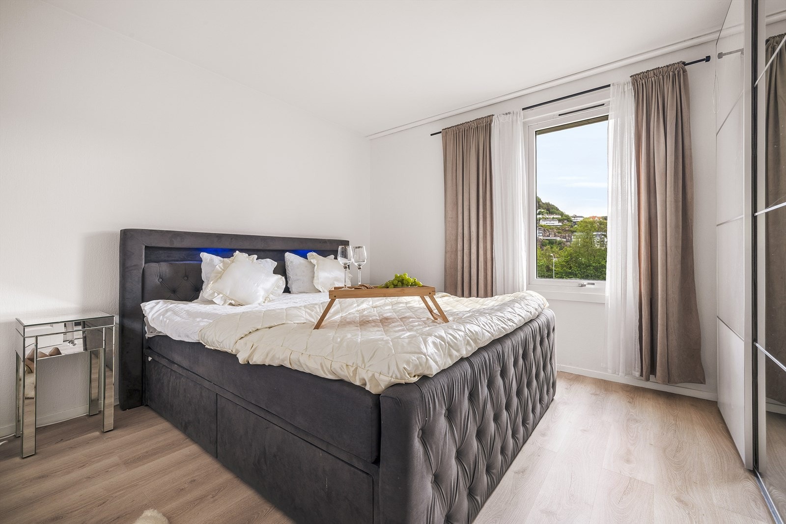 Leiligheten har totalt 3 soverom på 12m² 6,8 m² & 7,7 m² Galleribilde