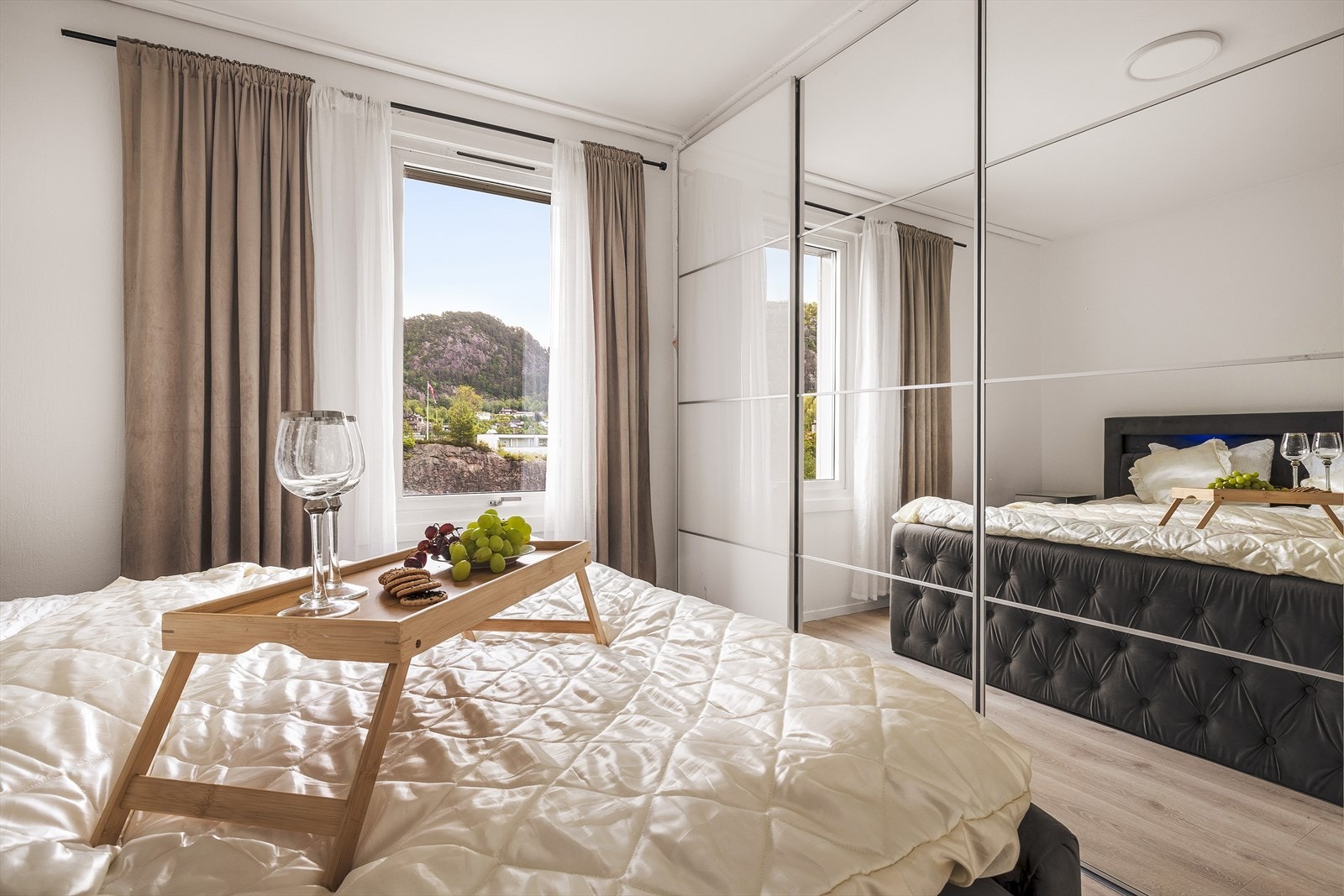 Hovedsoverommet har også stor garderobe som gir rikelig med oppbevaringsplass Galleribilde