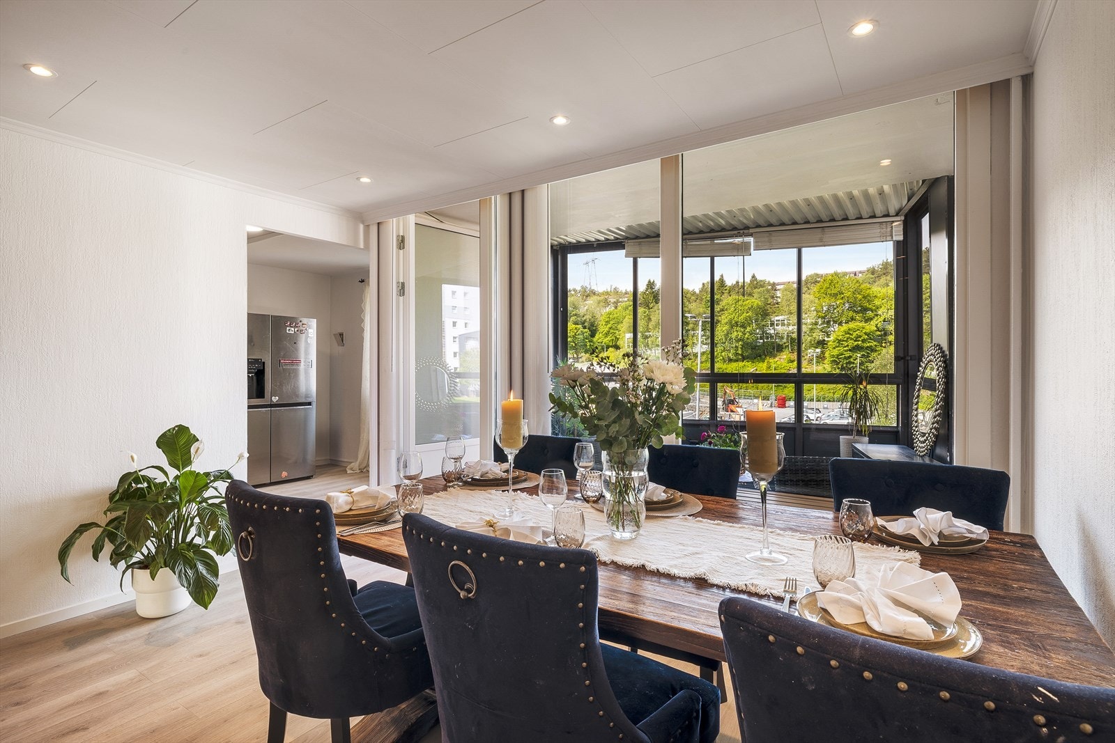 Fra stuen er det adkomst til sjarmerende innglasset balkong. Balkongen blir som en forlengelse av stuen da det kan benyttes året rundt Galleribilde