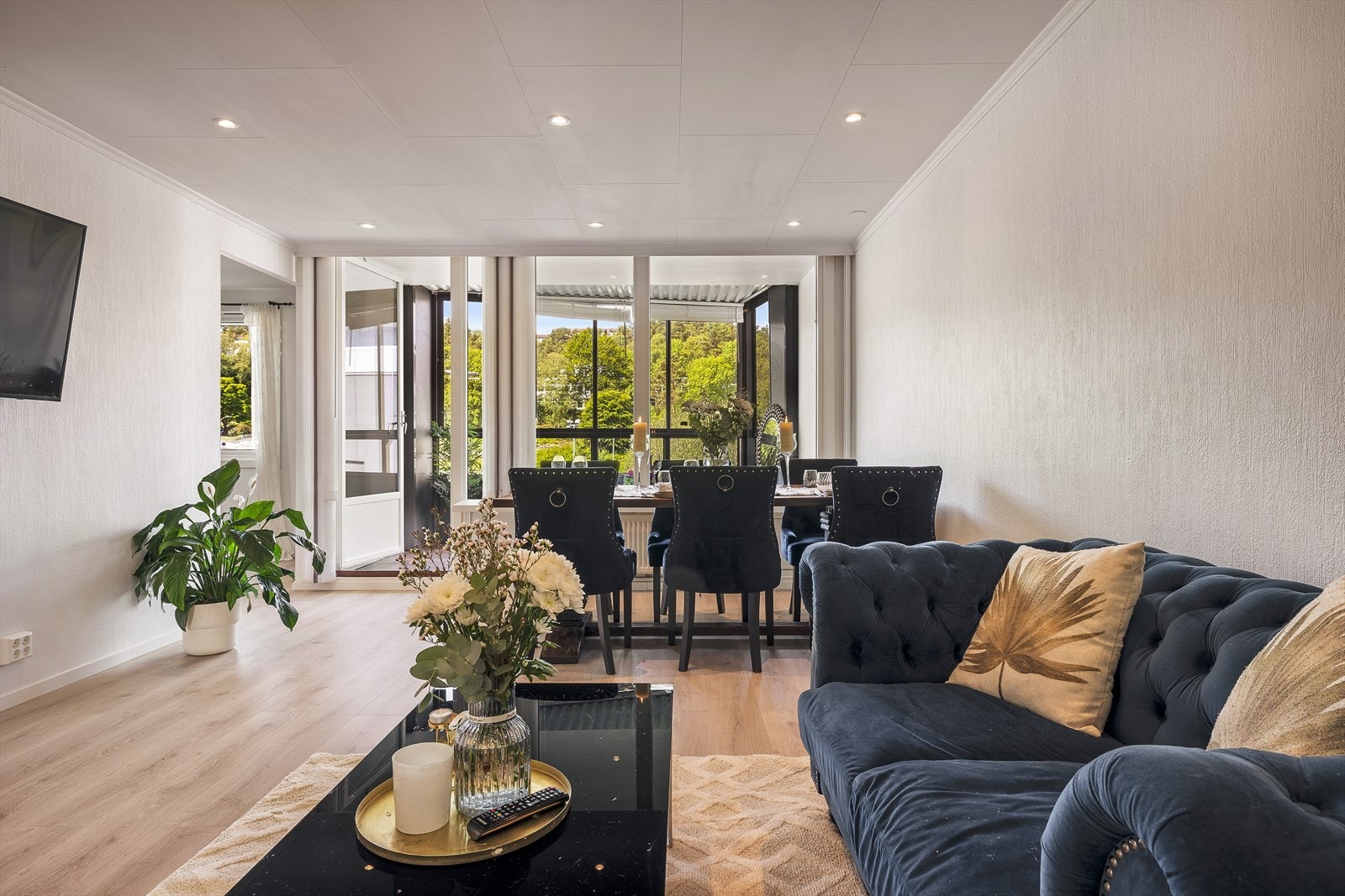 Lys og innbydende leilighet. Rett frem er det innglasset balkong som sikrer fin flyt mellom de forskjellige sosiale sonene Galleribilde