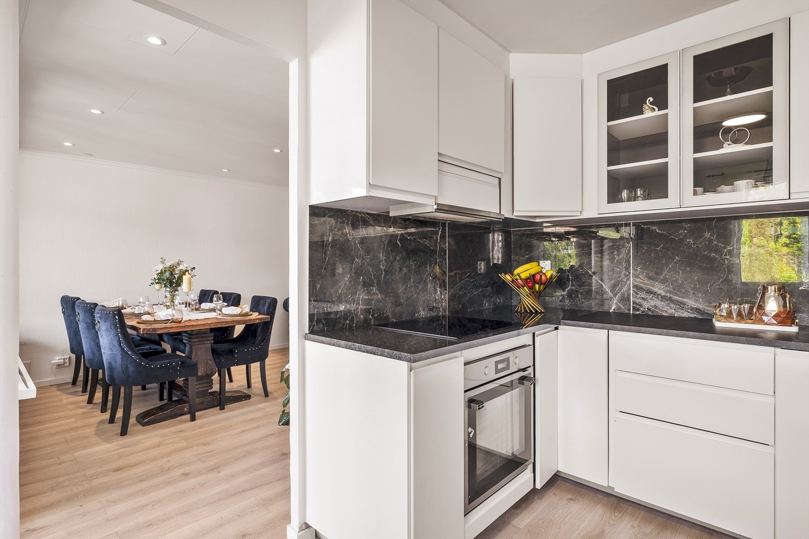 Her vil kokken få fine arbeidsforhold da her er rikelig med skuffer og skap for oppbevaring Galleribilde