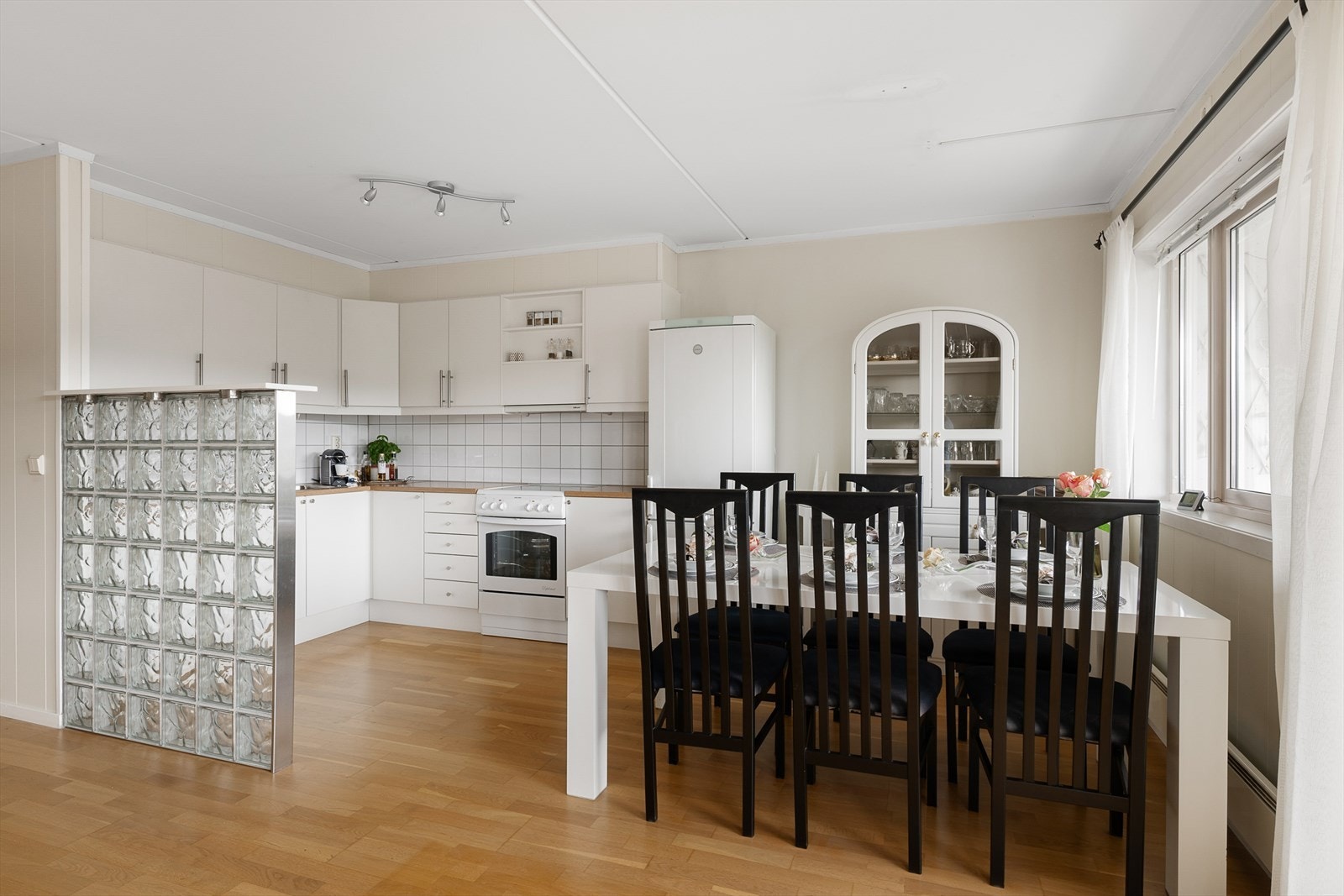 Kjøkkeninnredningen har laminerte skrog med glatte fronter. Galleribilde