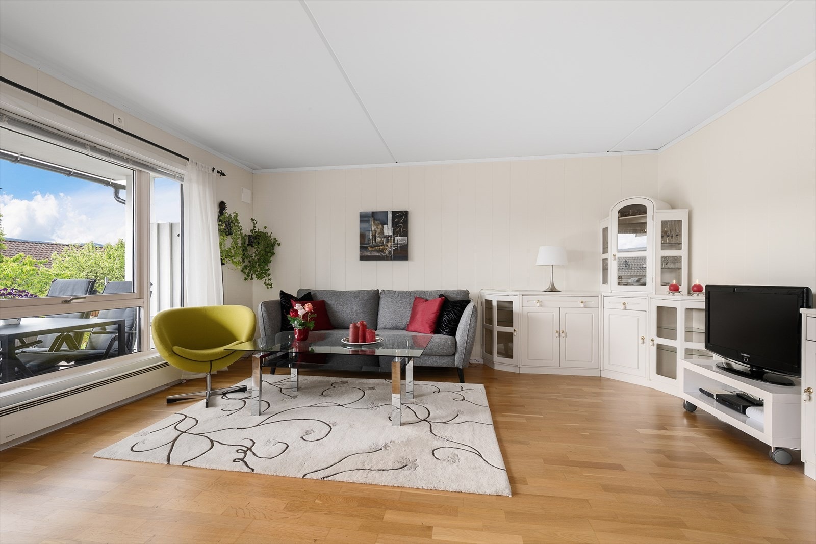 Stuen er romslig med flere gode møbleringsmuligheter. Galleribilde