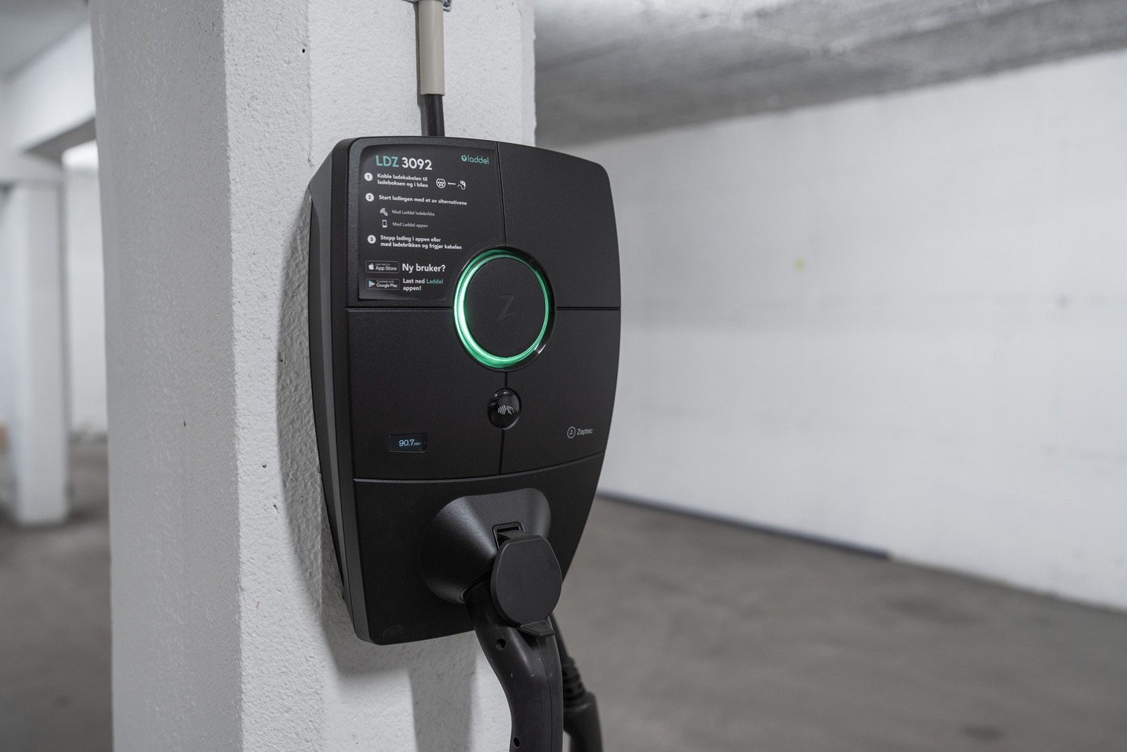 - Det er nylig installert lader til elbil på parkeringsplassen - Galleribilde