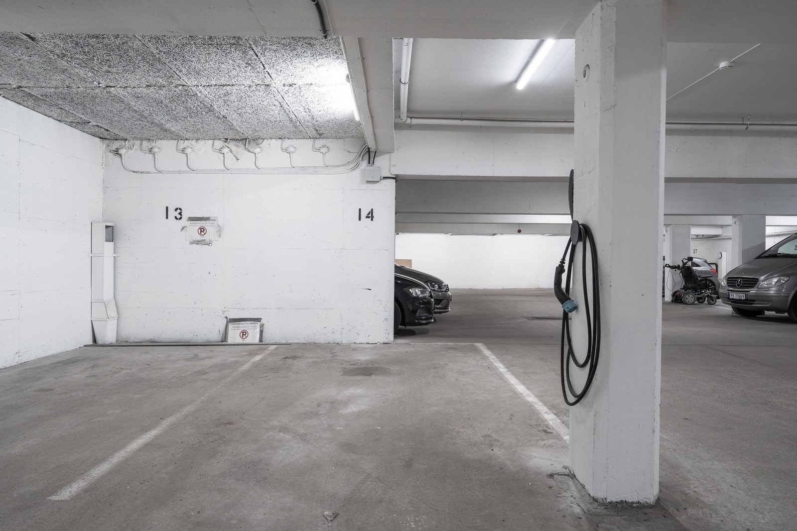 - Fast parkeringsplass i lukket anlegg som kan kjøpes i tillegg for 350.000,- Galleribilde