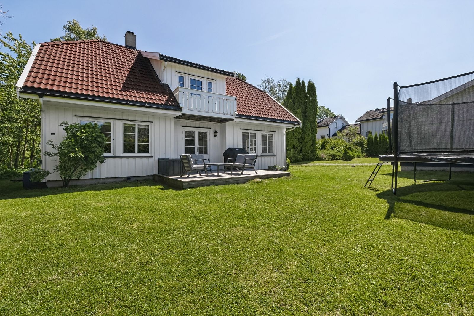Romslig hage til disposisjon Galleribilde
