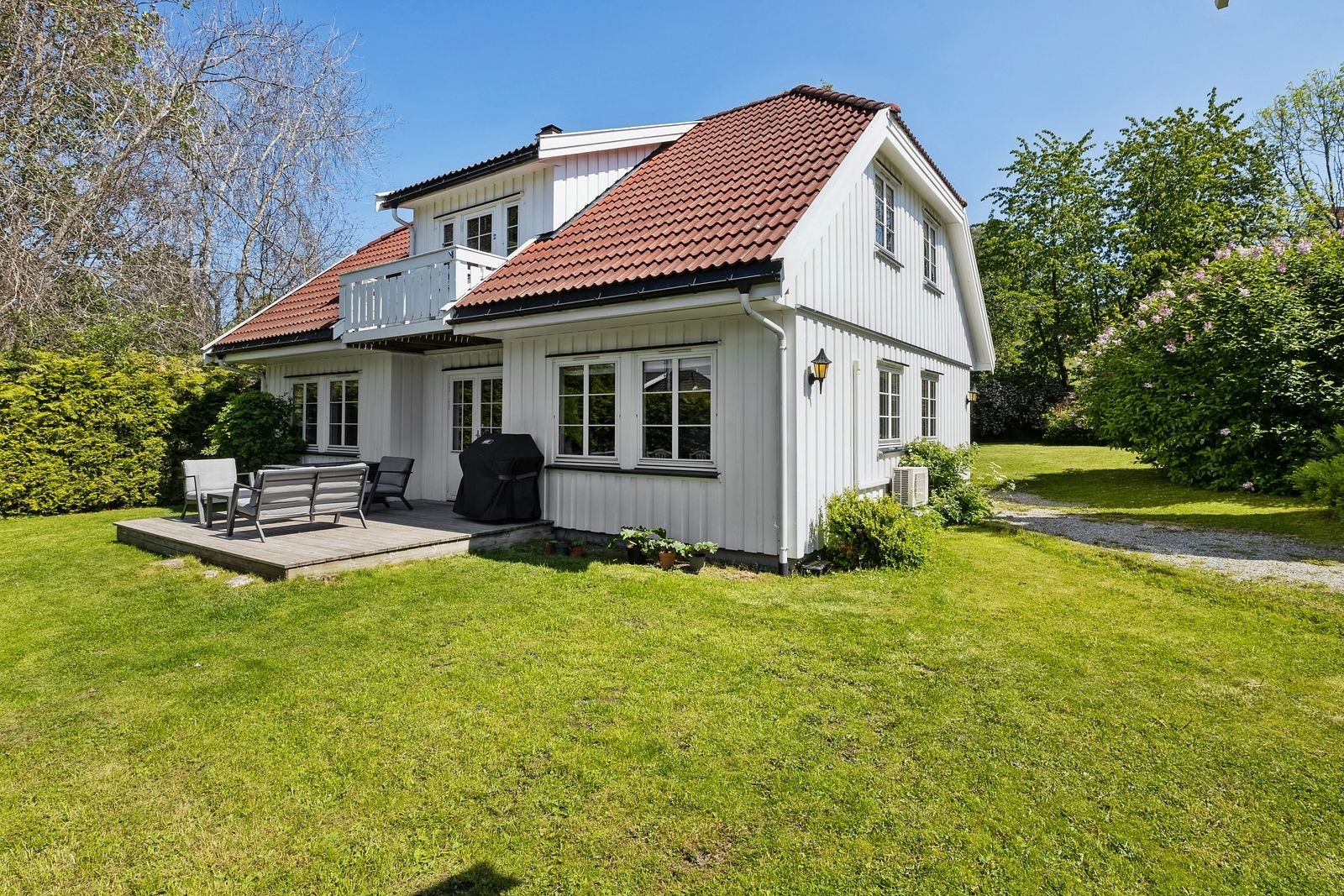 Fasade fra siden med markterrasse Galleribilde