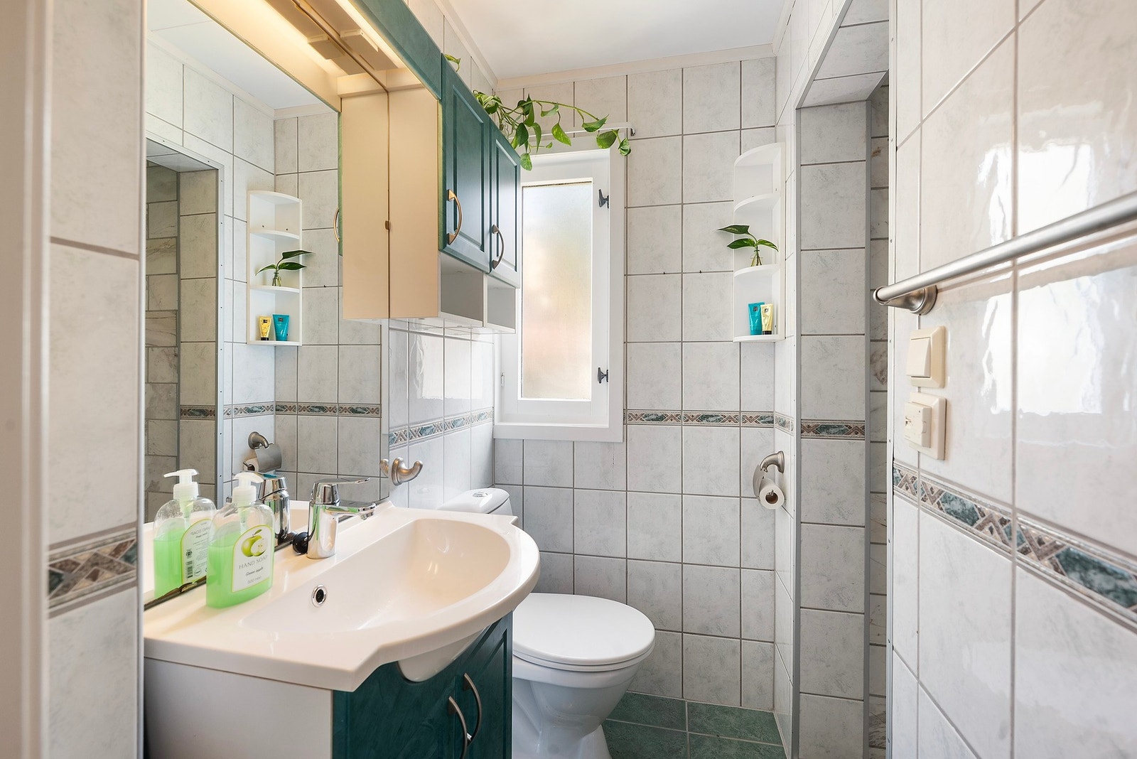 Badet i første etasje har innredning med nedfelt servant, toalett og
dusjhjørne. Galleribilde