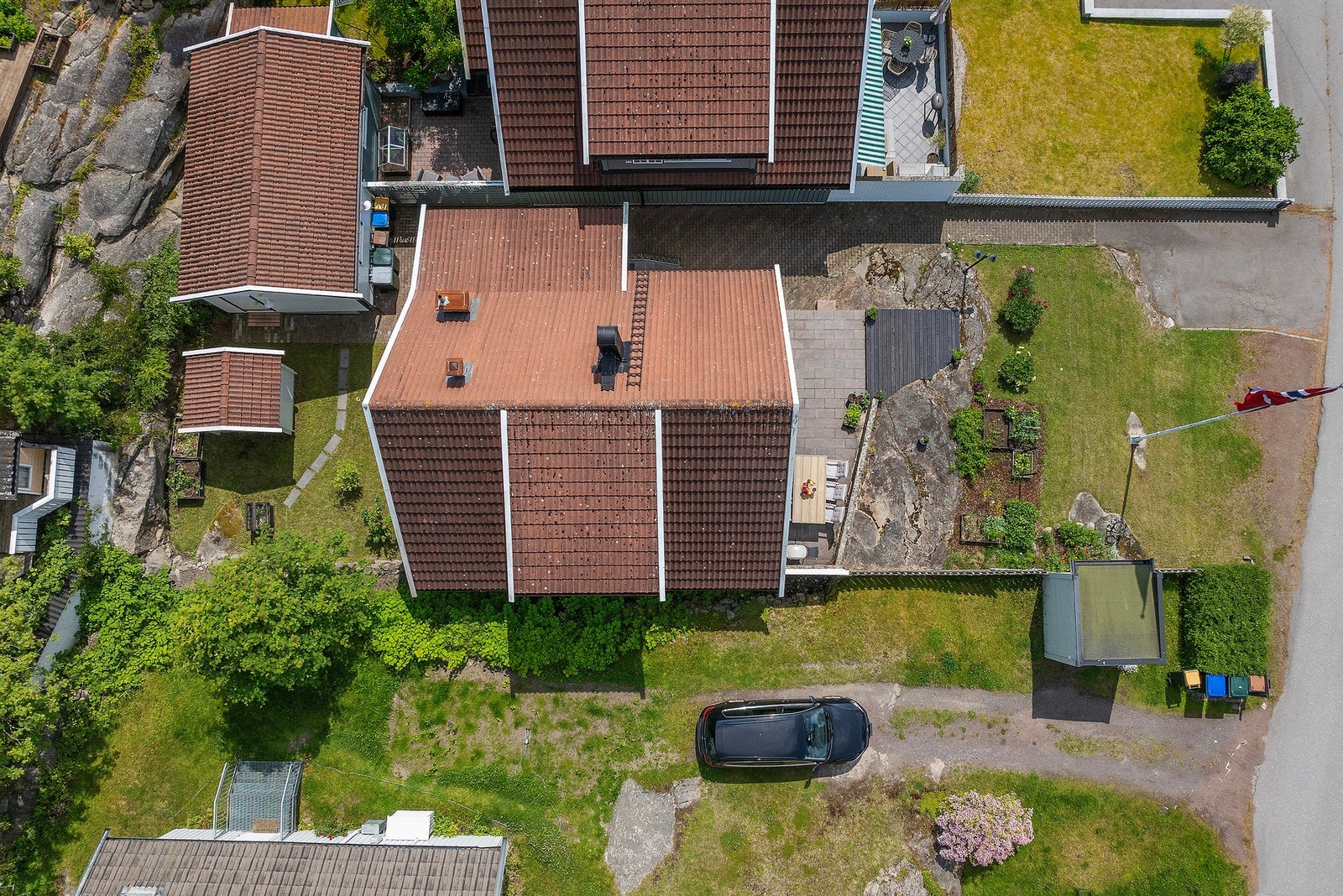 To boder på tomten samt egen garasjeplass i felles garasjerekke Galleribilde