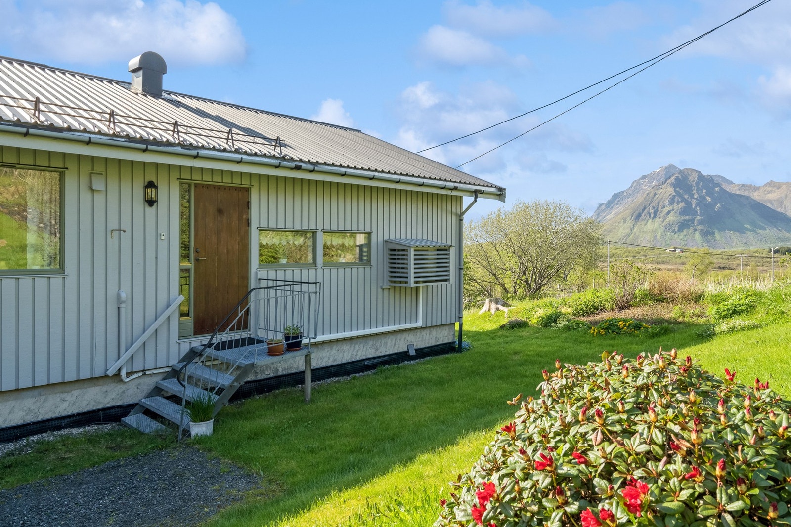 Adkomsten til hovedboligen ligger på baksiden. Galleribilde