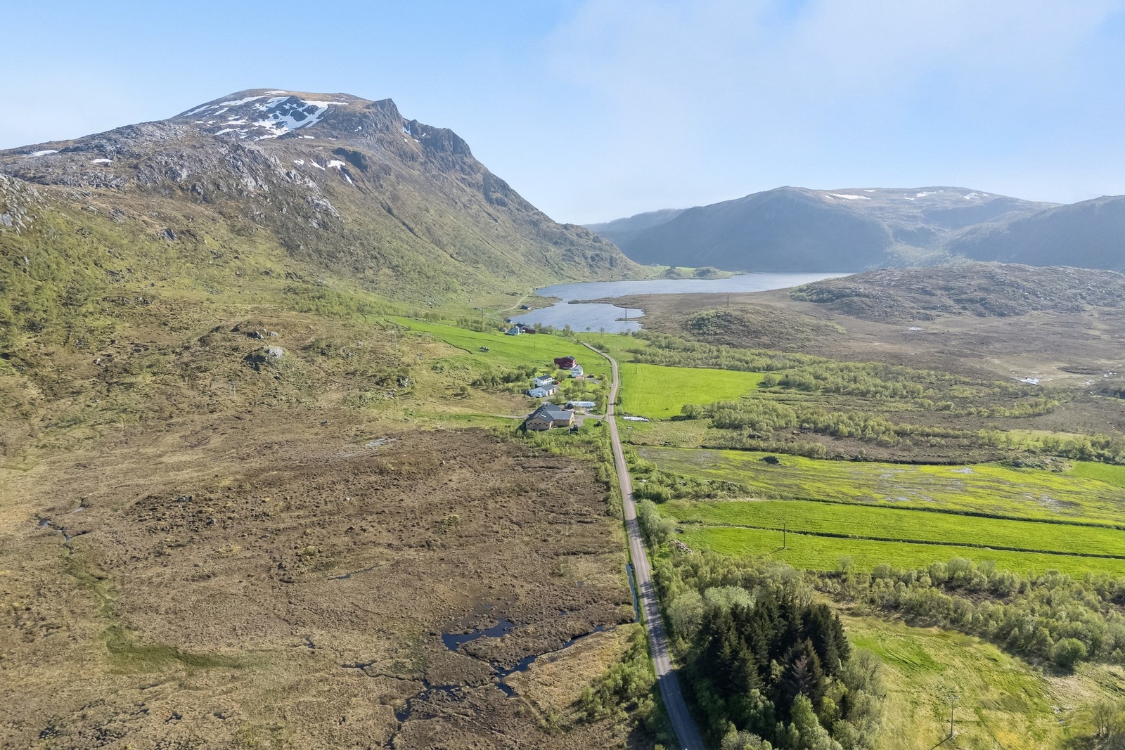 Adkomst inn til eiendommen. Denne brøytes av kommunen. Galleribilde