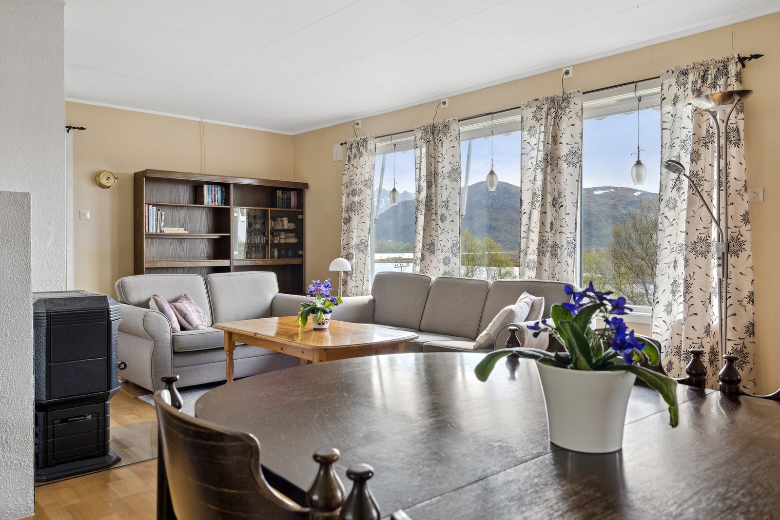 Store vinduer i stua som gir mye naturlig lys inn og en fantastisk utsikt. Galleribilde