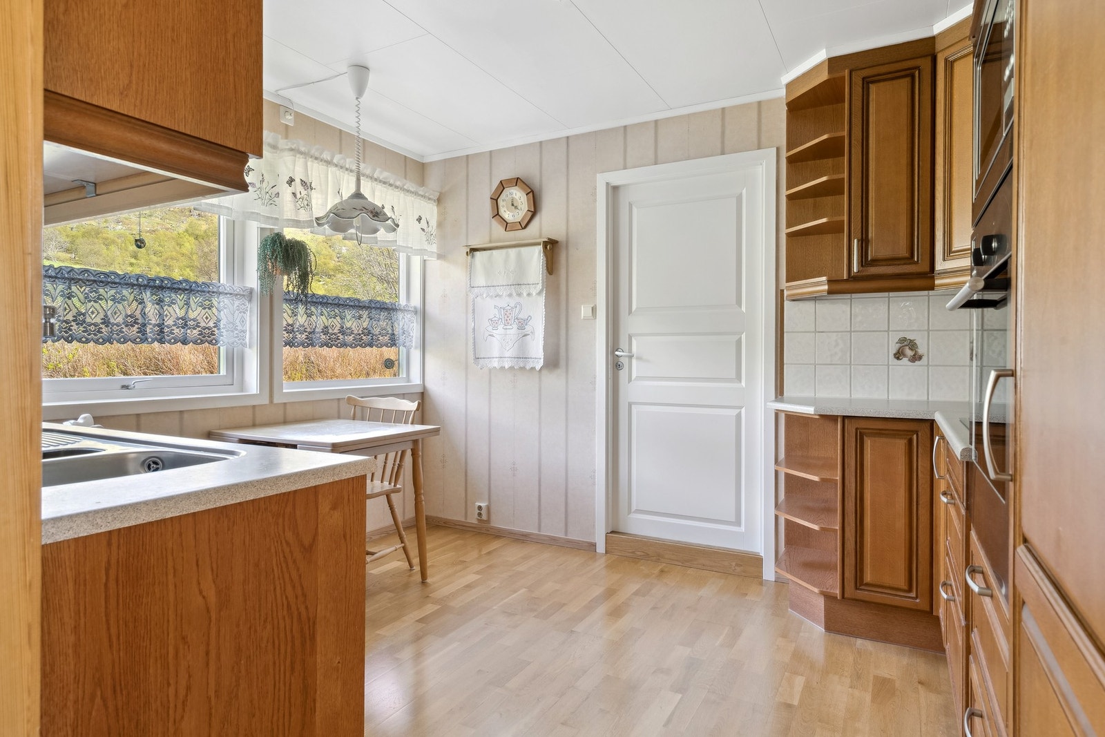 Fra kjøkkenet kommer du inn til vaskerommet og en praktisk bod som benyttes som grovkjøkken. Galleribilde