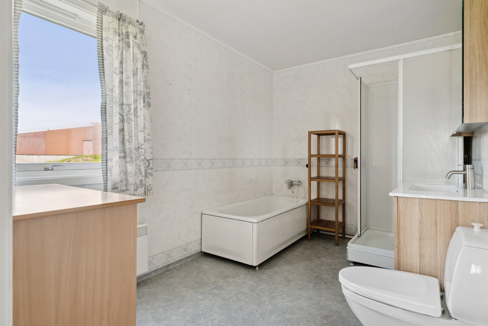 Bad av god størrelse til både dusjkabinett og badekar. Det er 2 dører inn til dette badet, fra gang og soverom. Galleribilde