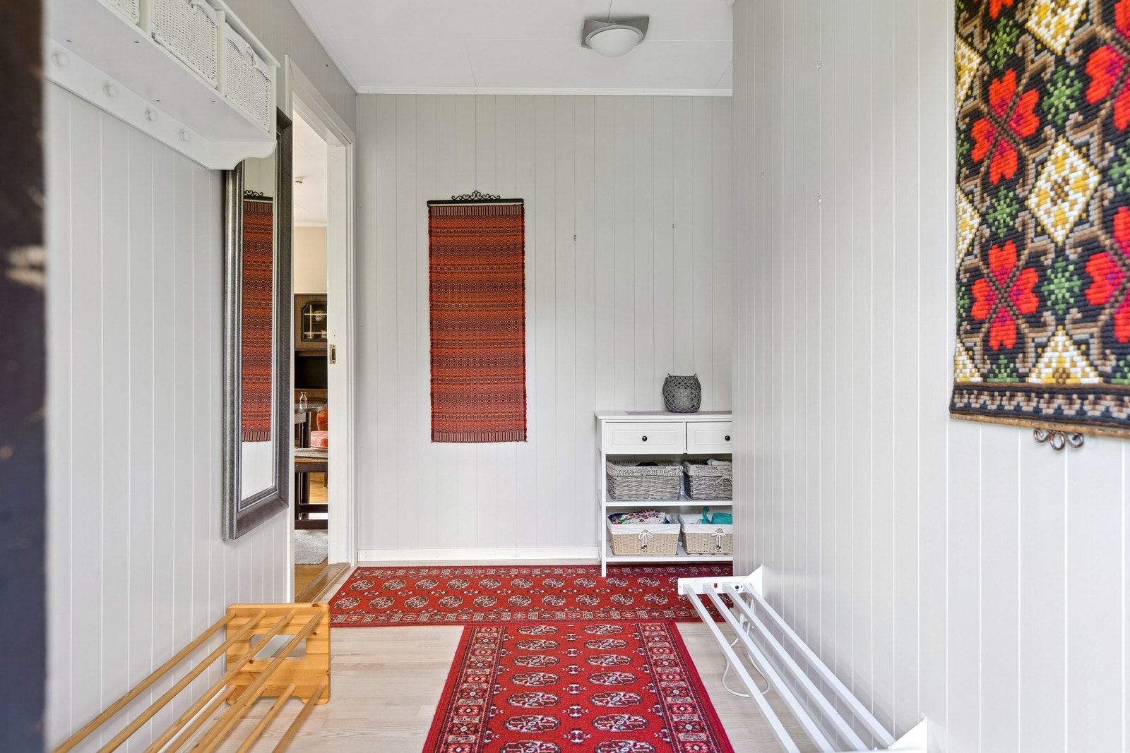 Gang med nyere overflater på vegg og gulv. Galleribilde