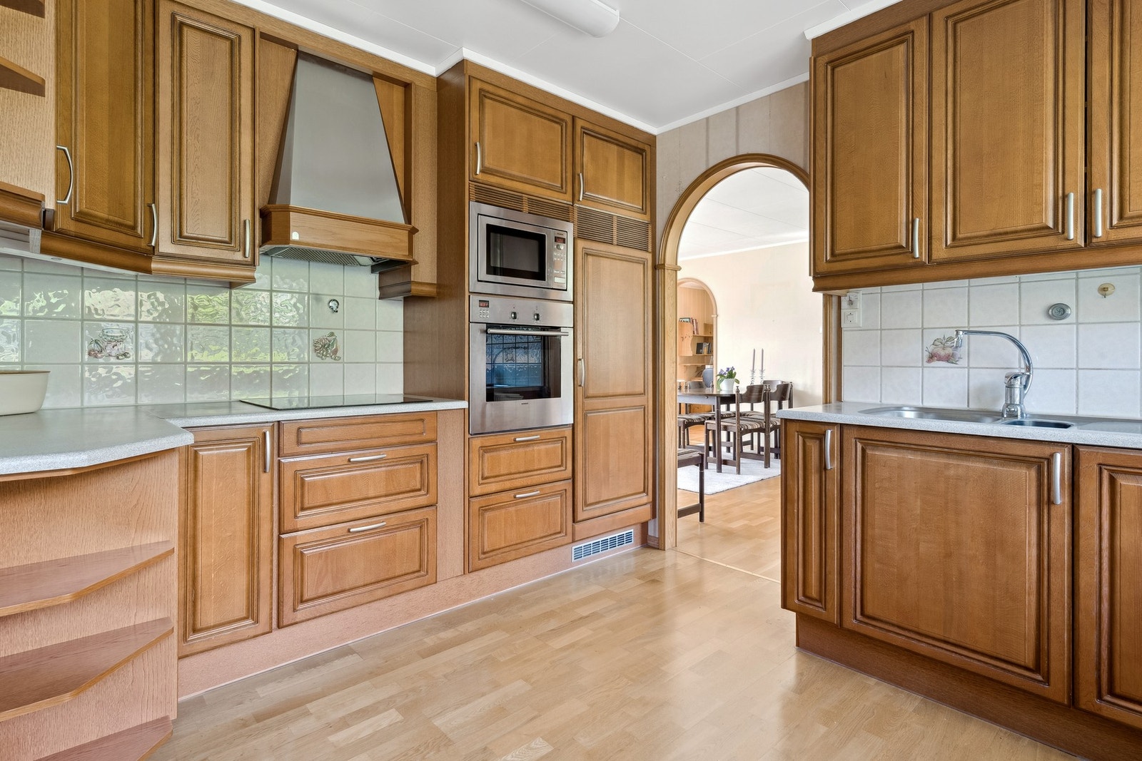 Kjøkken fra starten av 2000-tallet med takhøye skap for å utnytte rommet. Galleribilde