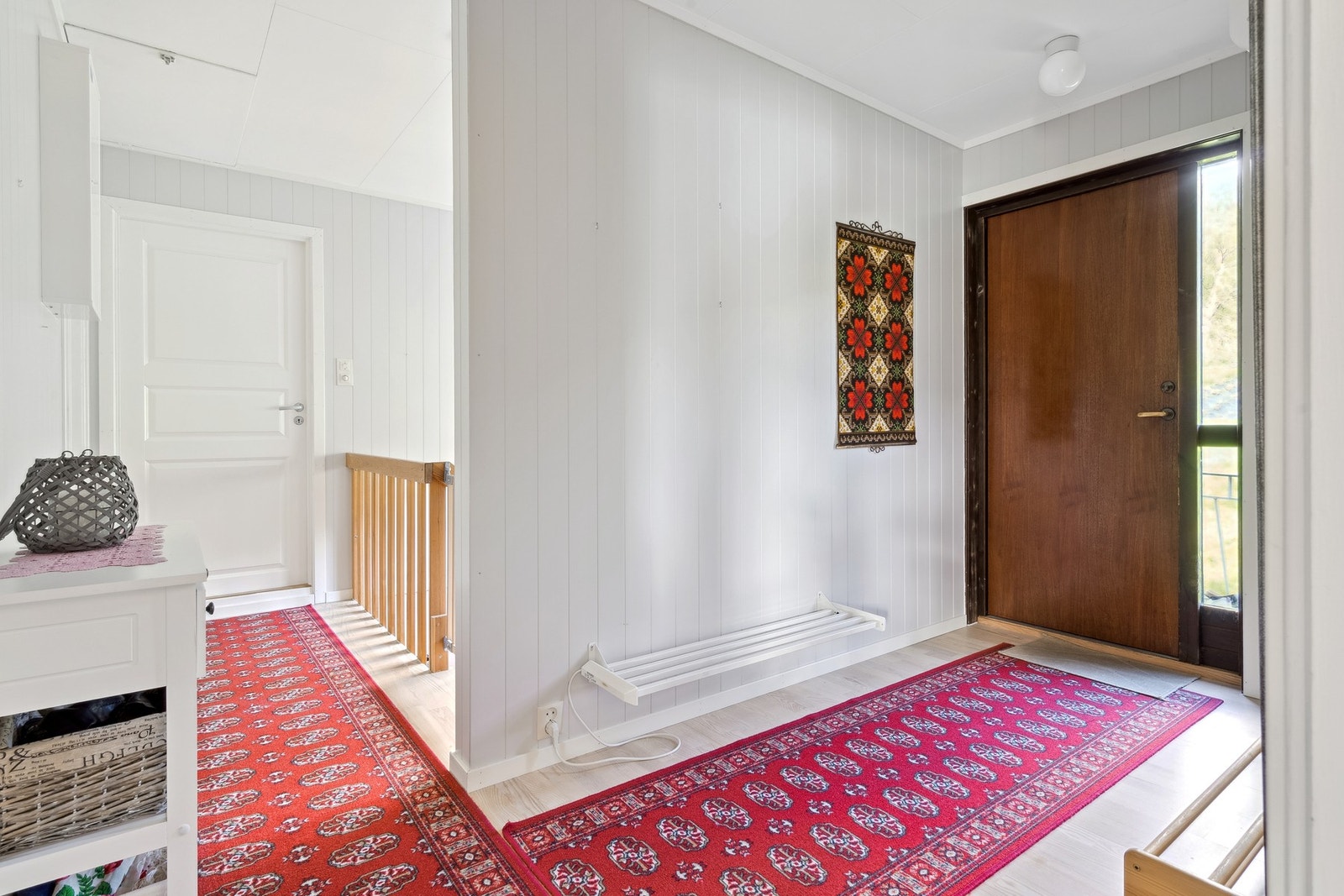 Her står også et nyere sikringsskapet med automatsikringer. Galleribilde