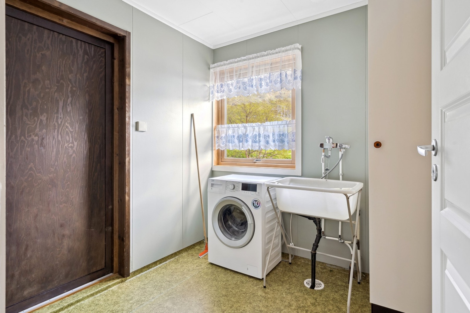 Egen adkomst til vaskerommet fra baksiden av boligen. Galleribilde