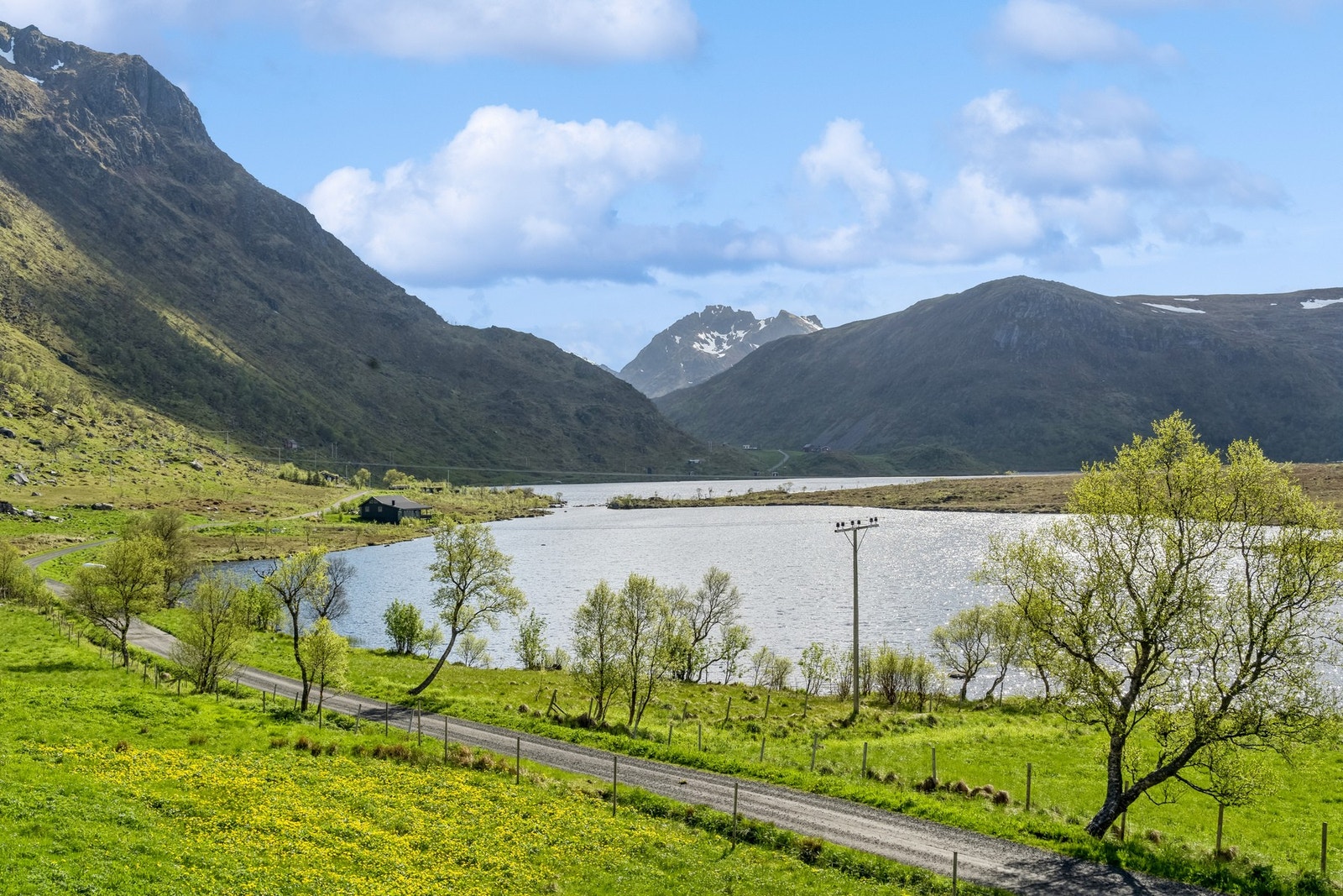 Du får en vakker utsikt ut i naturen og mot Litlvatn. Galleribilde