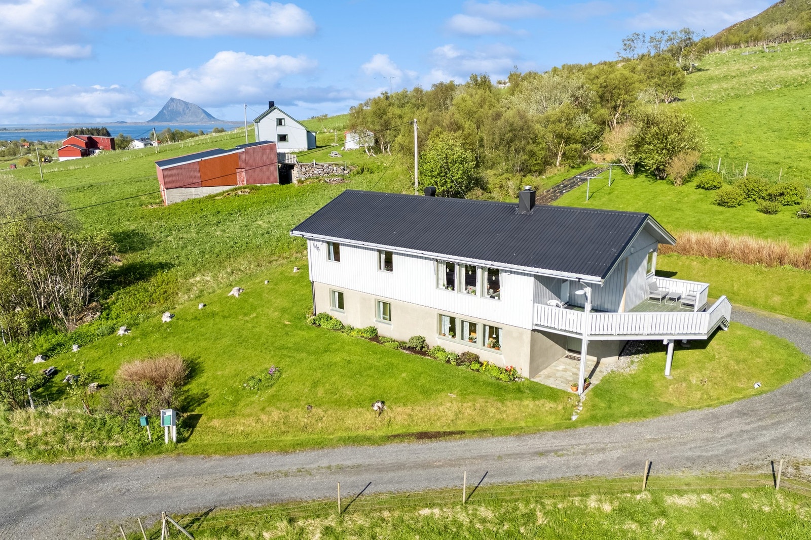 Hovedeneboligen går over to plan med et flott uteområde hvor du kan nyte sola fra flere kanter. Galleribilde