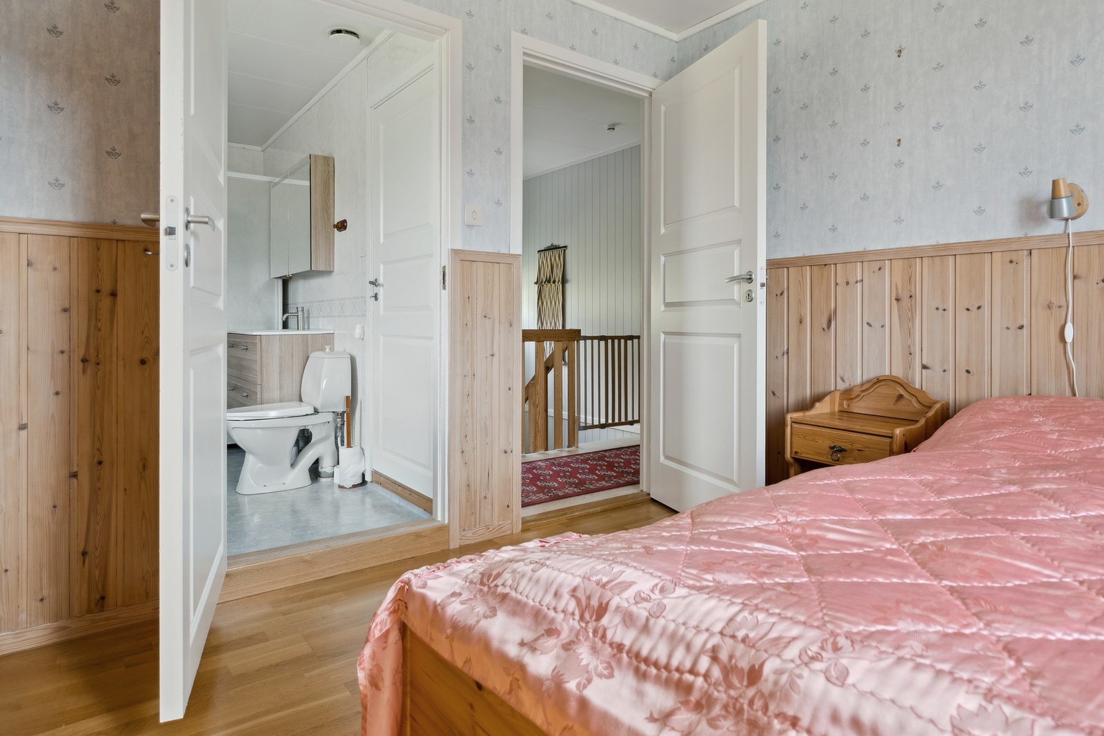 Soverom med dør til både badet og gangen. Galleribilde