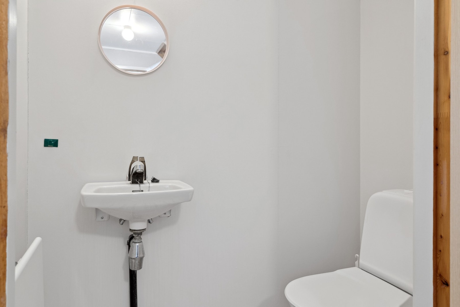 WC med toalett og servant. Galleribilde