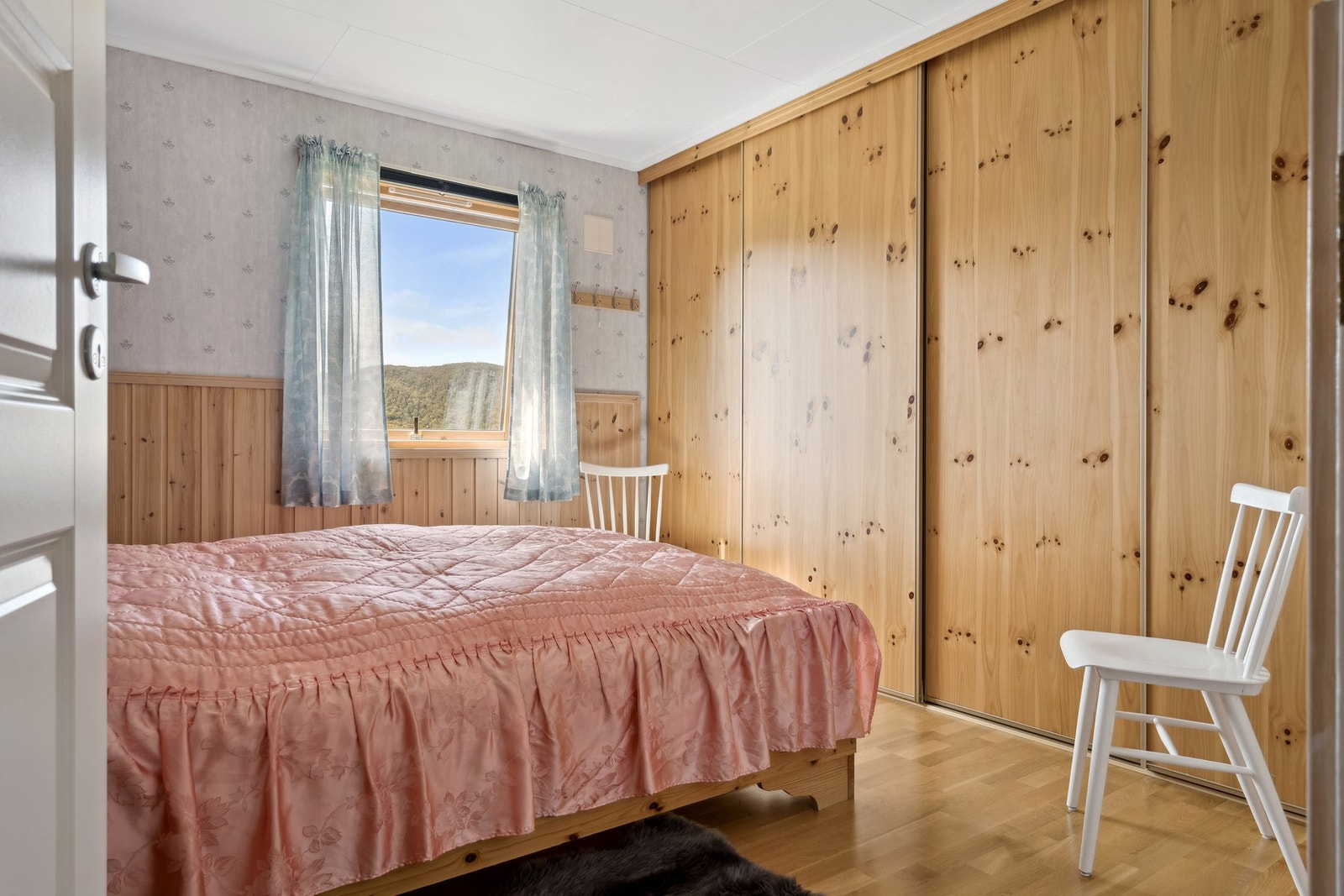 Soverom med skyvedørsgarderobe. Galleribilde