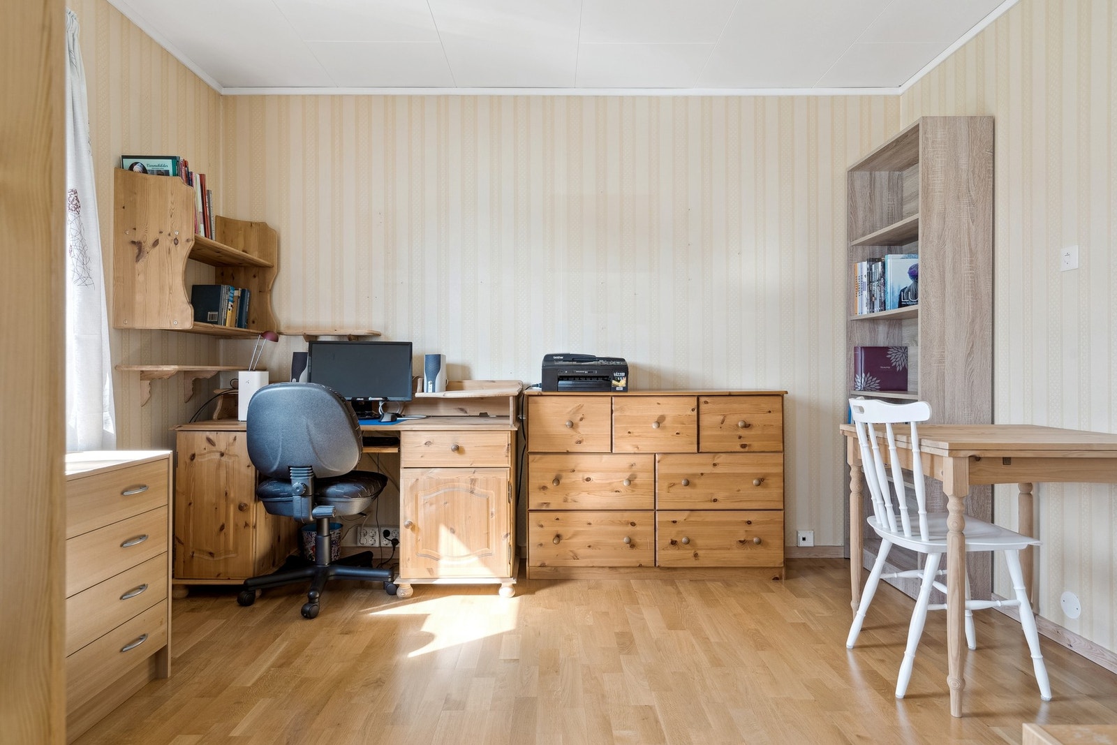 Kontor innenfor stue. Galleribilde