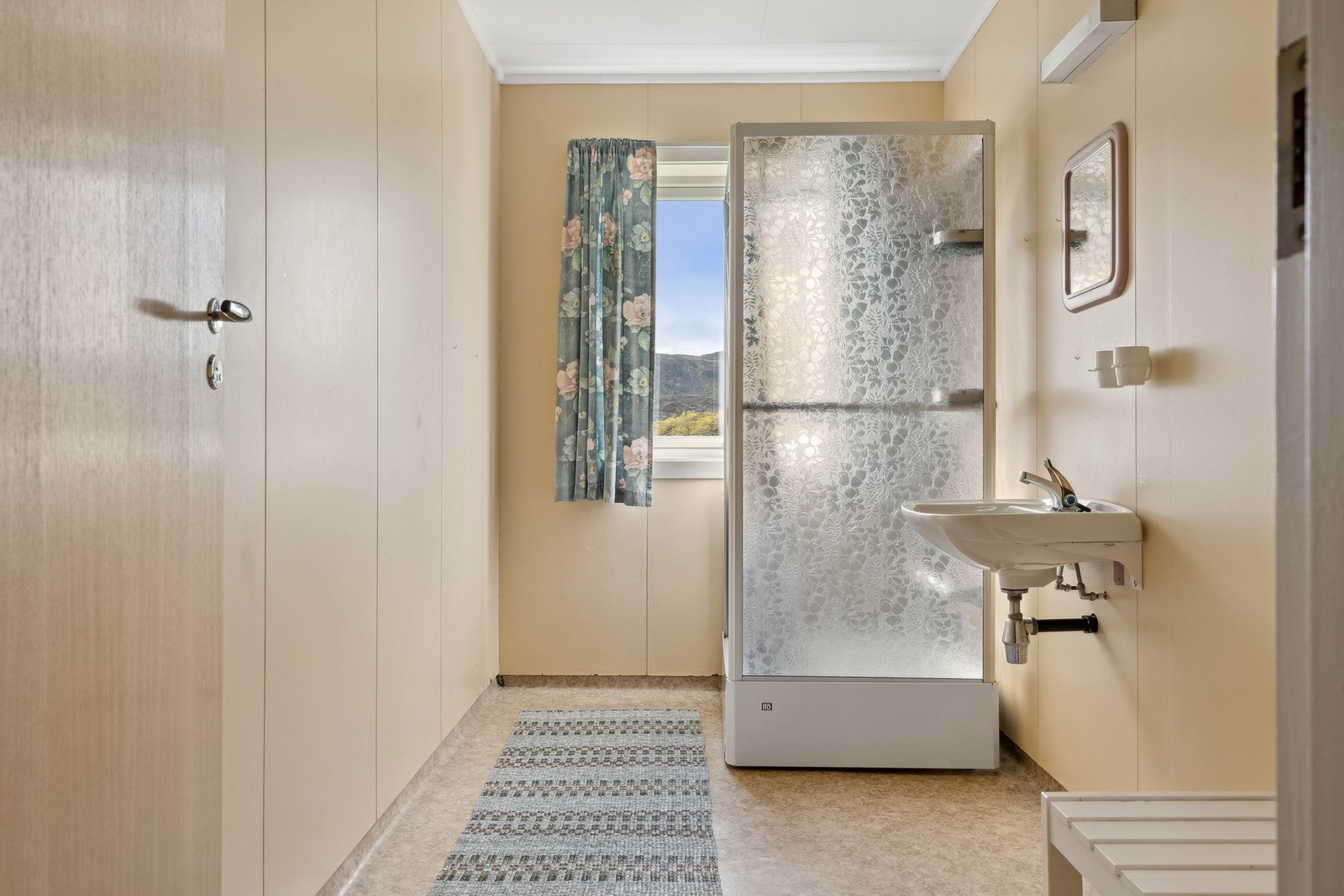 Rom med dusjkabinett og servant. Galleribilde