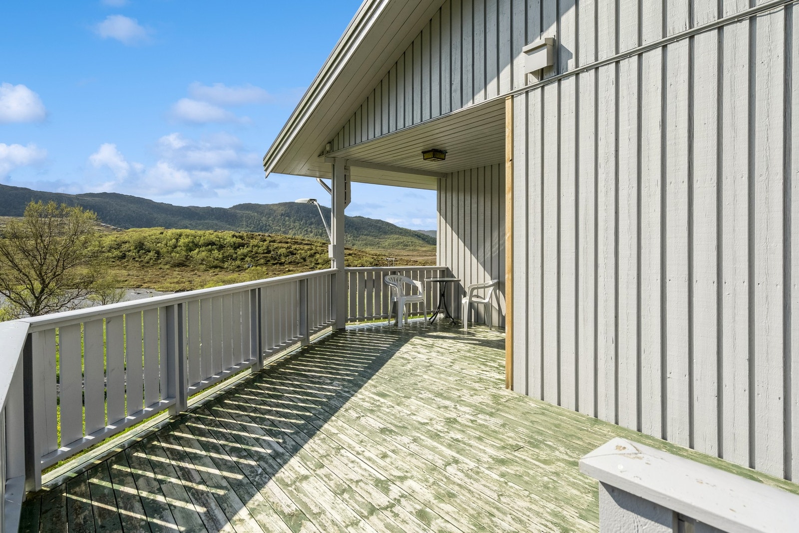 Adkomst fra stua til denne verandaen hvor du kan nyte sola. Galleribilde