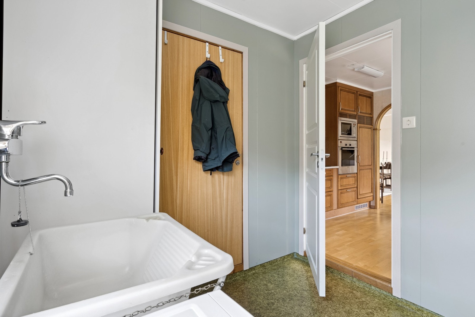 Vaskerom innenfor kjøkkenet med egen utgang til baksiden av boligen. Her er det også dør inn til bod/grovkjøkken. Galleribilde