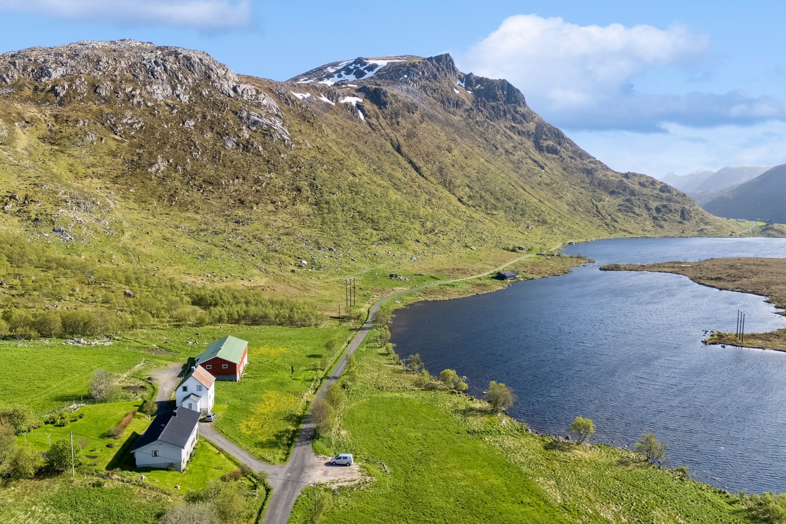 Her eier du også eiendom over veien hvor bilen står parkert. Se kart for mer info. Galleribilde