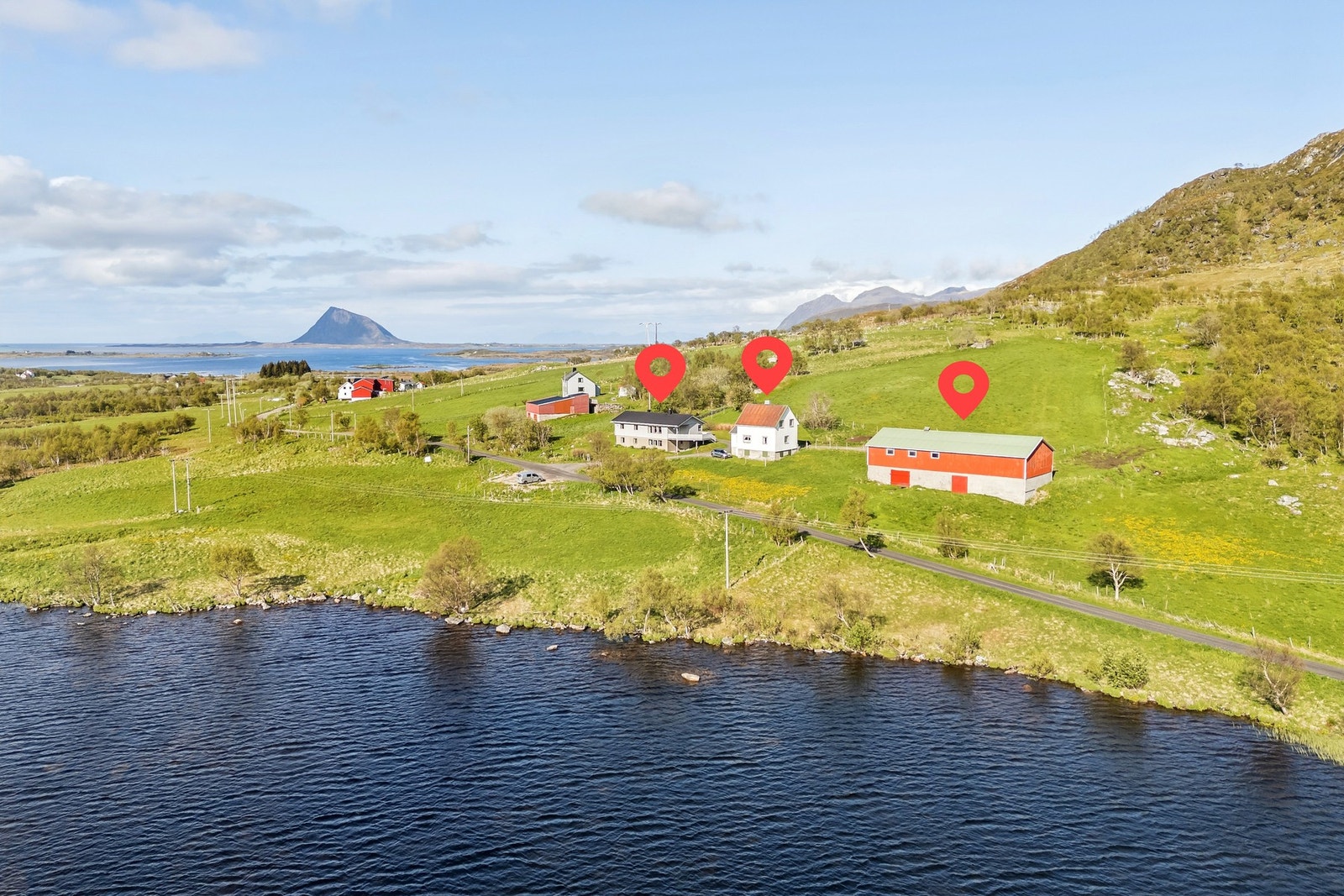 Velkommen til Reinhaugveien 100 + 102 - Presentert av EiendomsMegler1 Lofoten. Foto: EFKT. Galleribilde